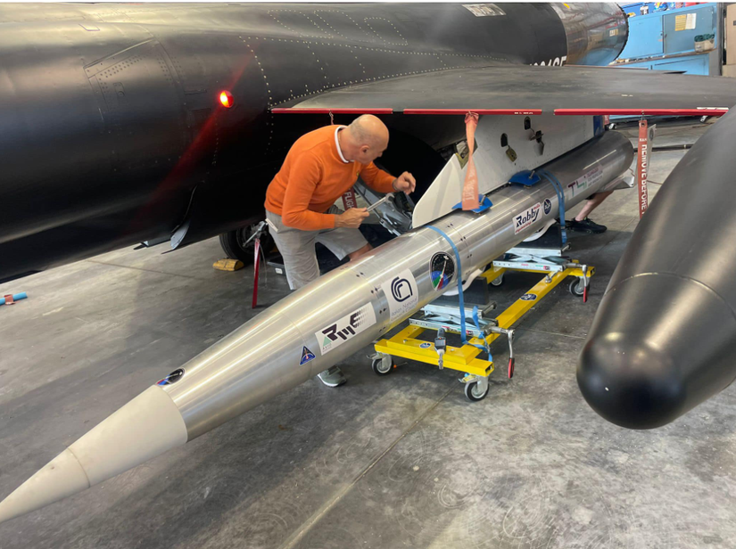 Mounting the test article under the TF-104G-M‘s left wing