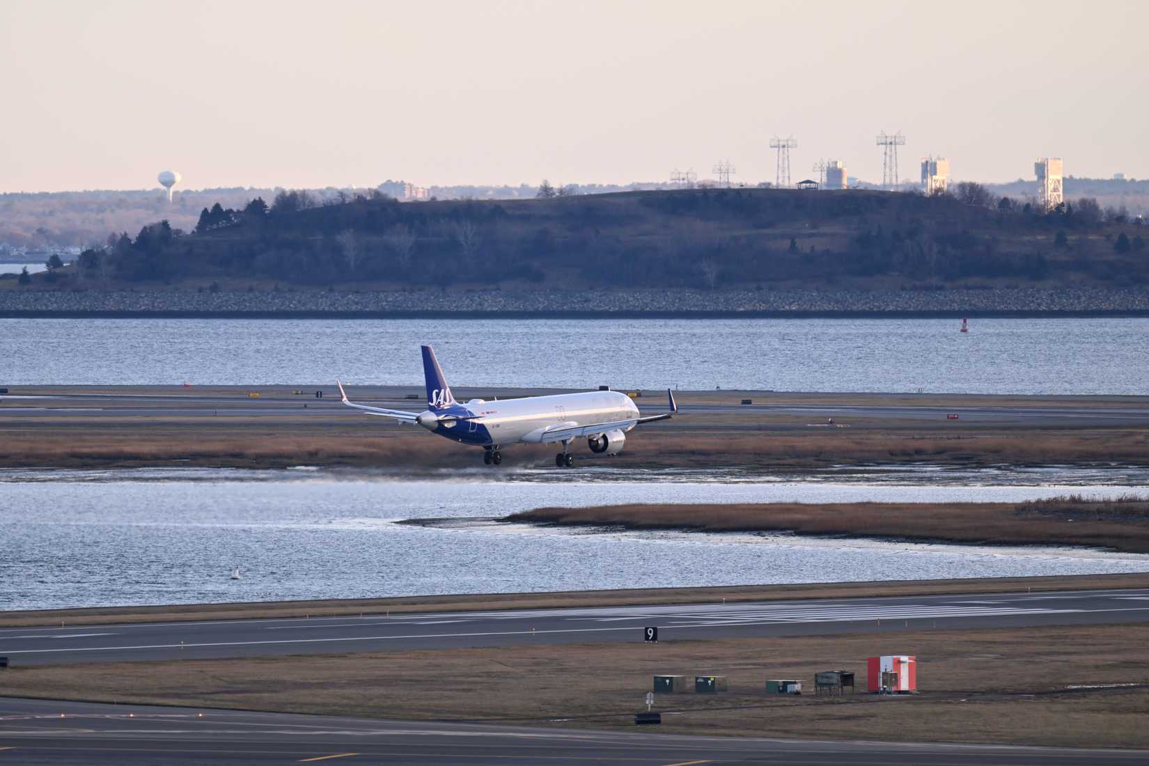 SAS_Airbus_A321neo_SE-DMR_landing_in_Boston_December_2024