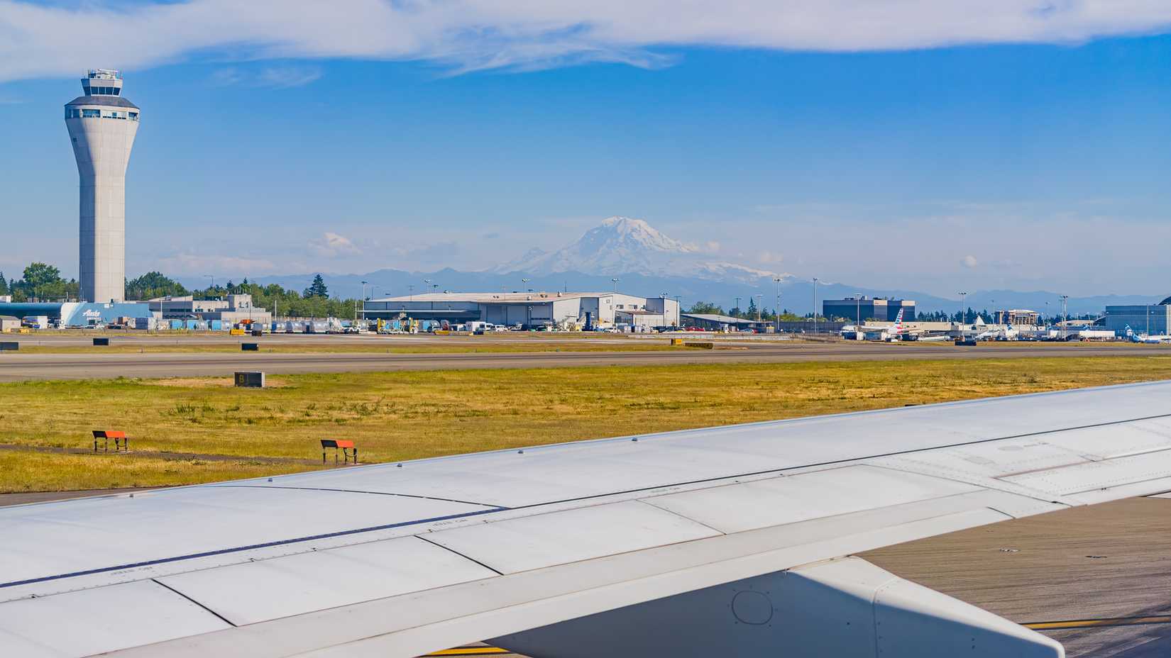 seattle tacoma airport plane from the runway