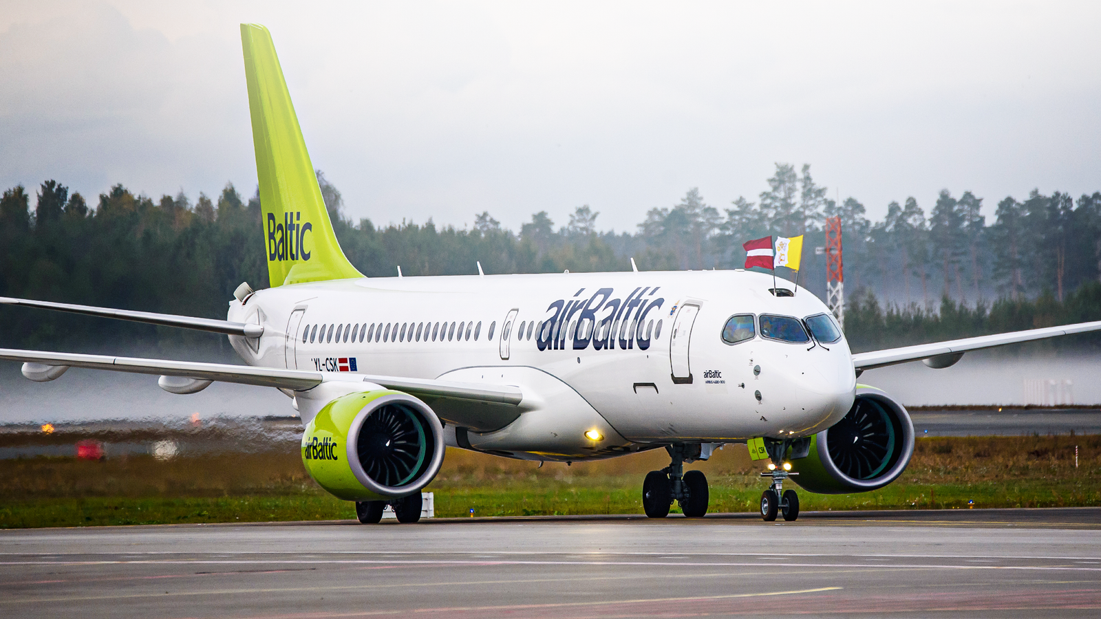 Airbus A220 da airBaltic realiza voos longos de quase 5 mil km para Tenerife e Dubai