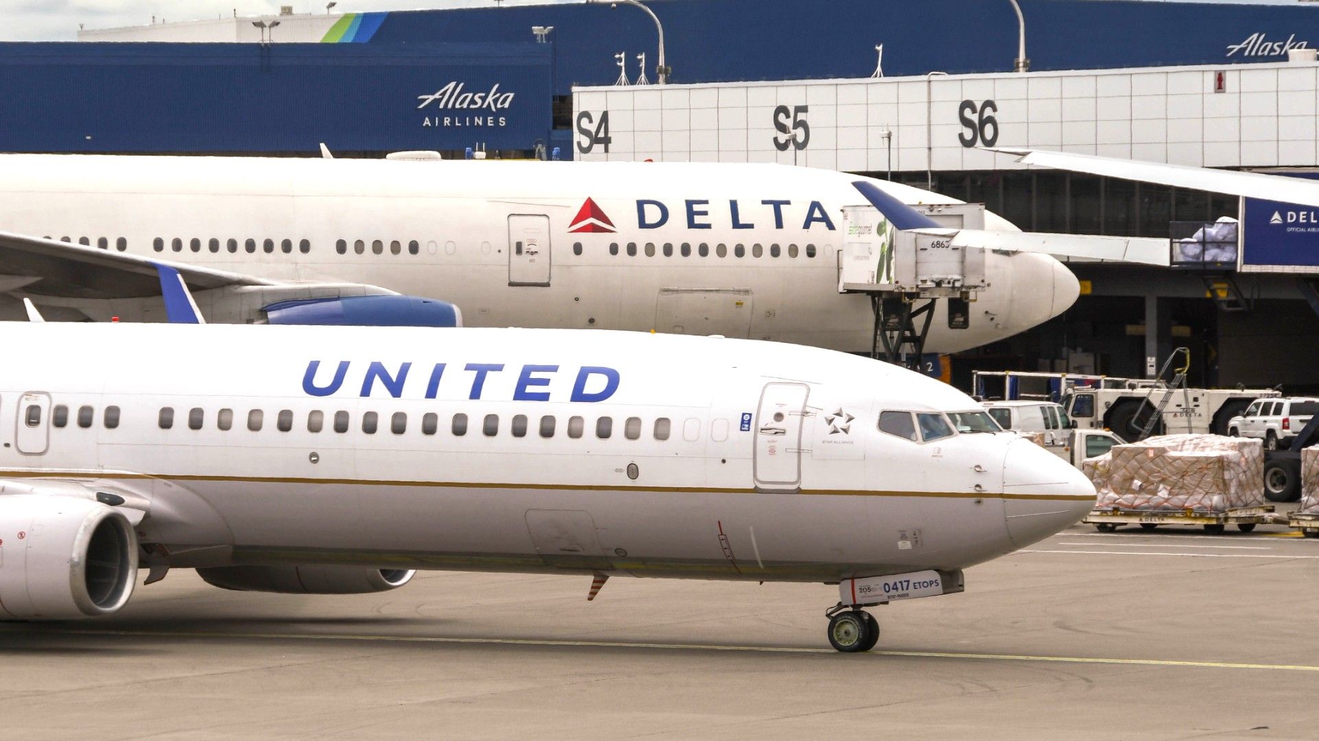 US Airlines Avoid DOT Fines Despite Selling Access To Over 700 Million Flight Records
