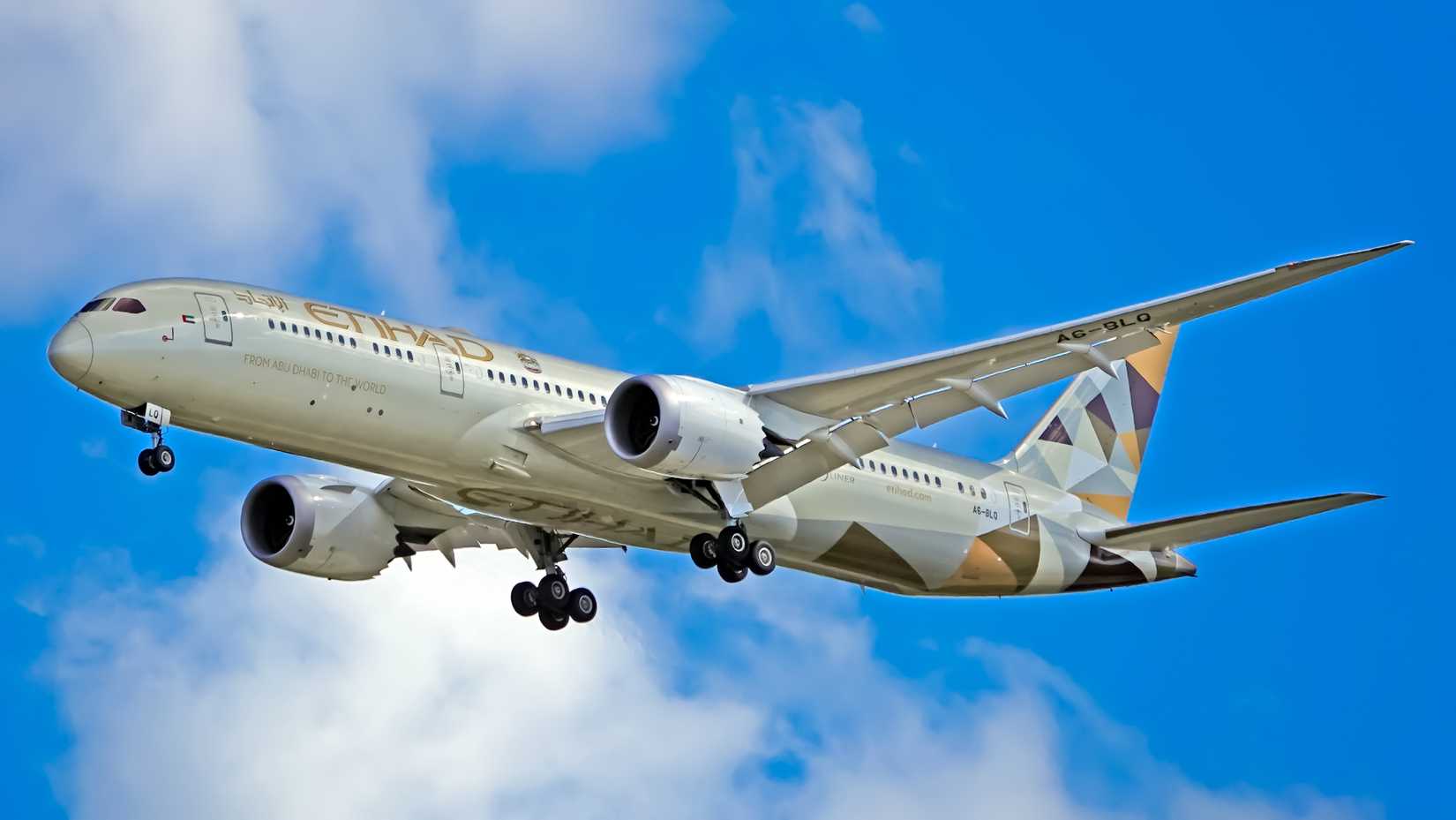 Etihad Airways Boeing 787-9 aircraft landing
