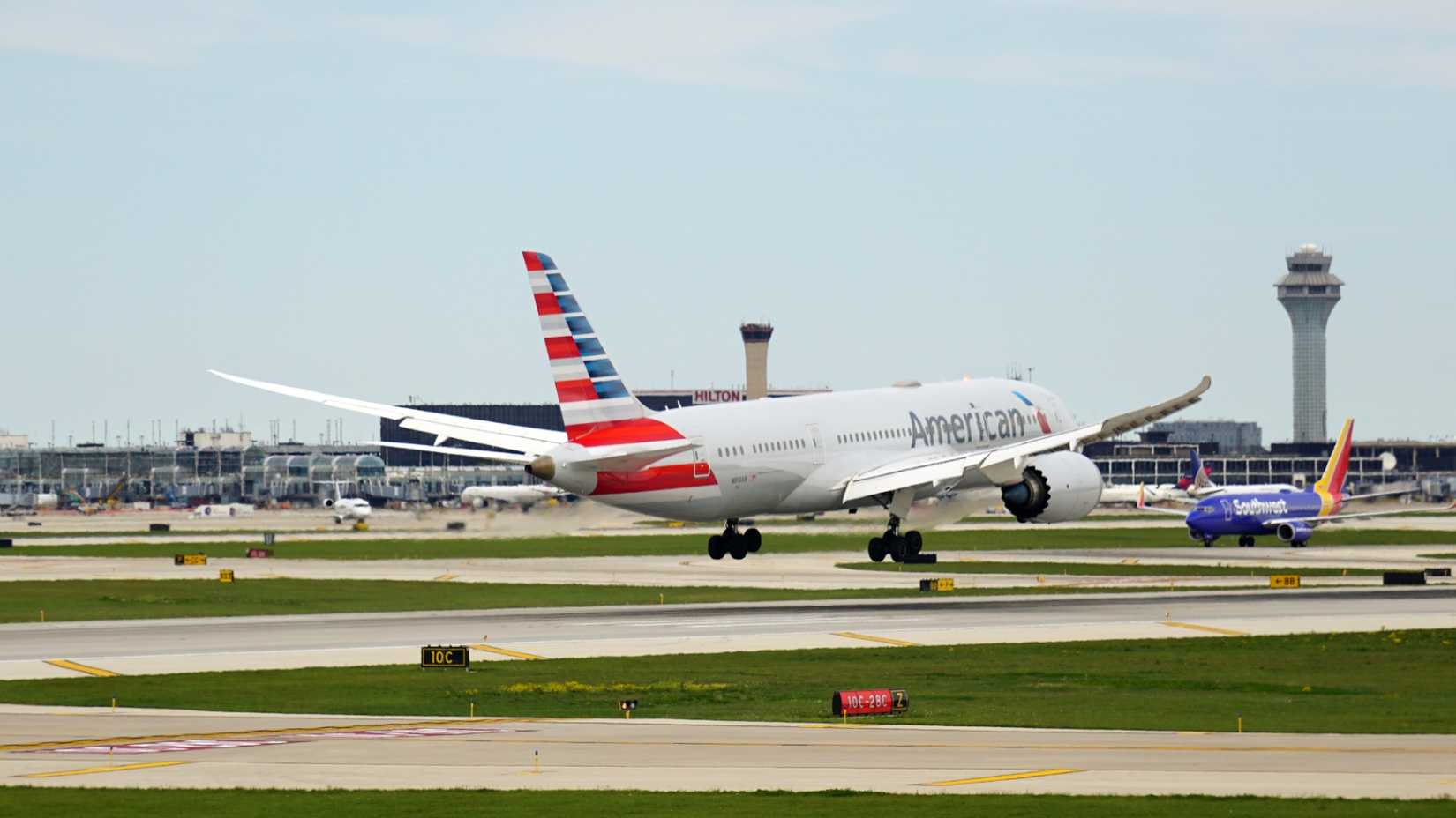 American Airlines Boeing 787 Dreamliner about to land at Chicago O'Hare International Airport