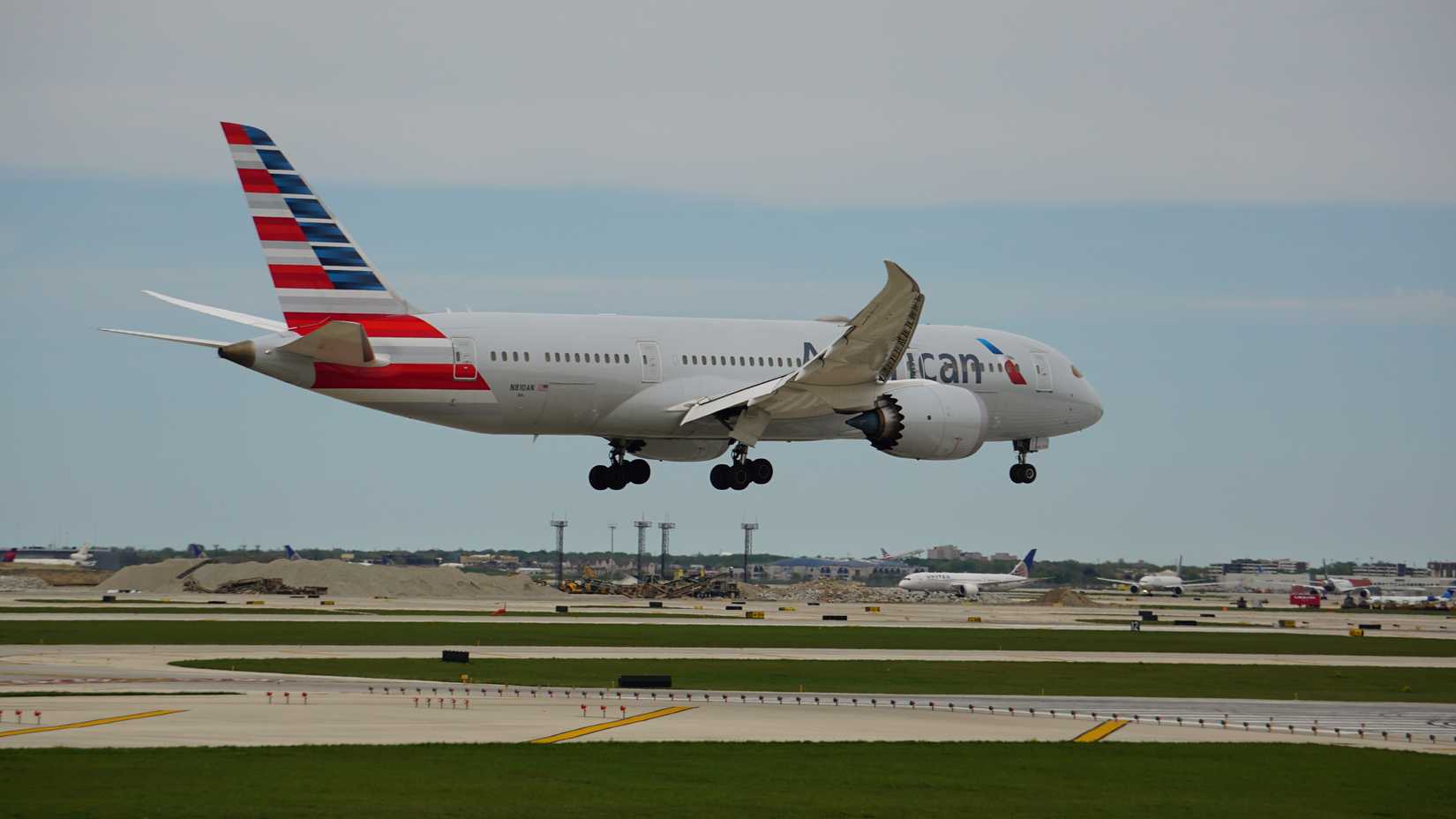 American Airlines Boeing 787 Dreamliner about to land at Chicago O'Hare International Airport