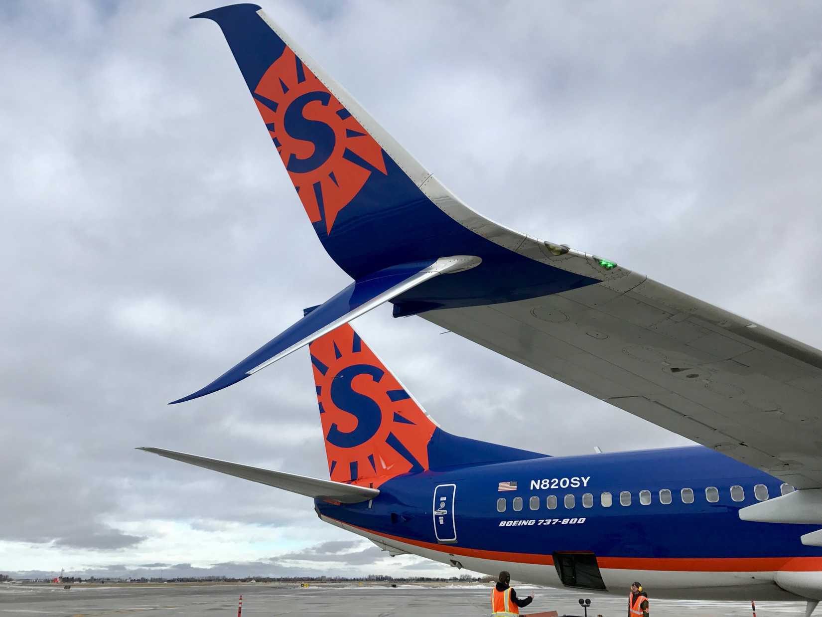 Sun Country Airlines Boeing 737-800 aircraft tail and aircraft wing 