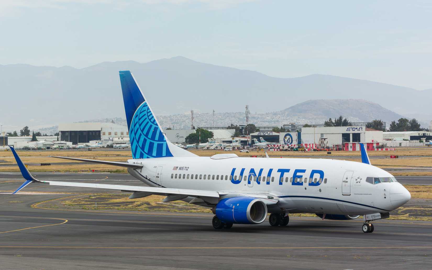 United 737 Taxiing