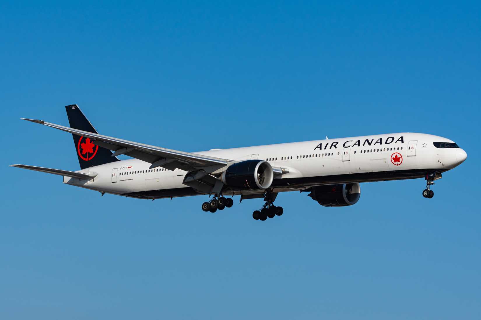 Air Canada Boeing 777-300ER on final approach