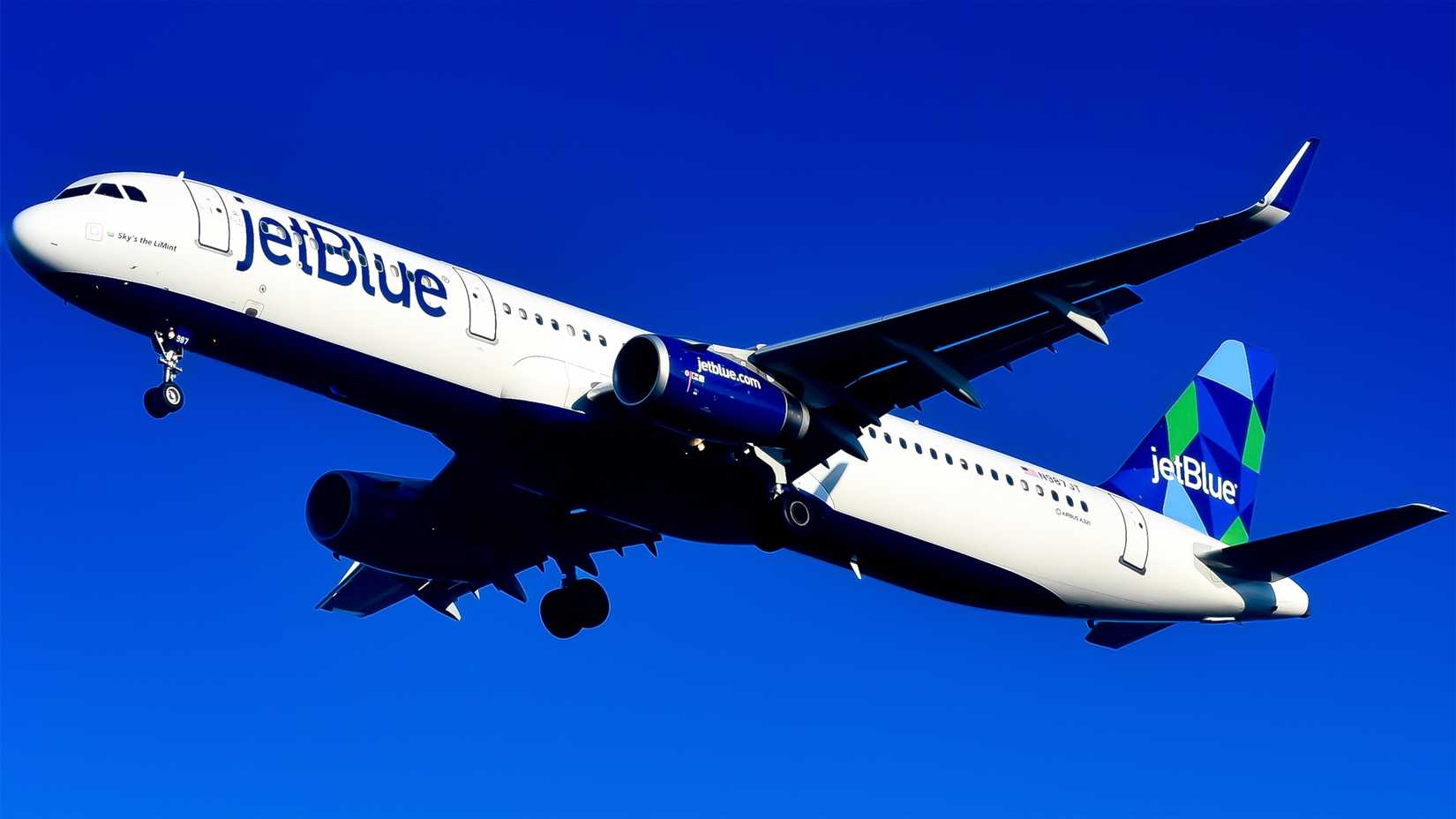 JetBlue Airbus A321-200 On Approach