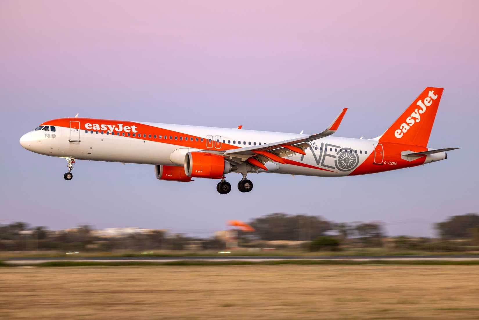 easyJet Airbus A321neo aircraft landing 