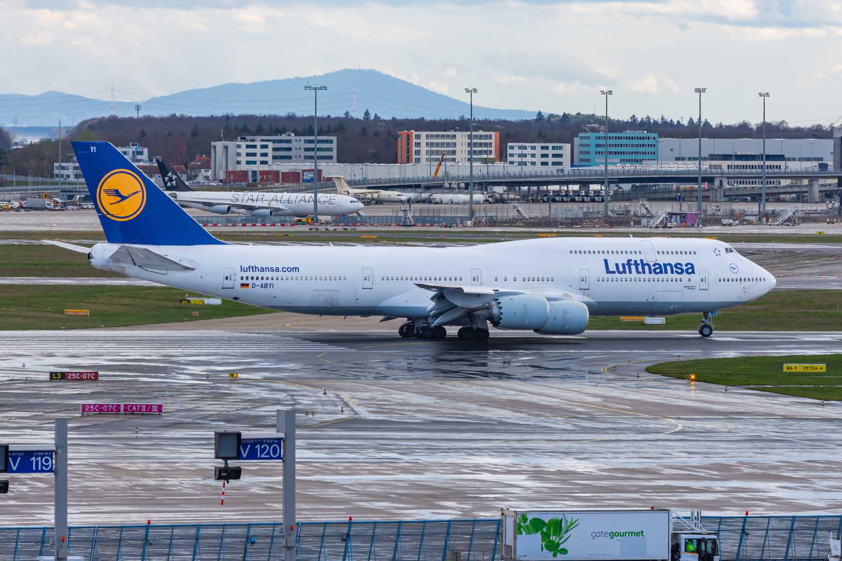 Lufthansa 747 Taxiing