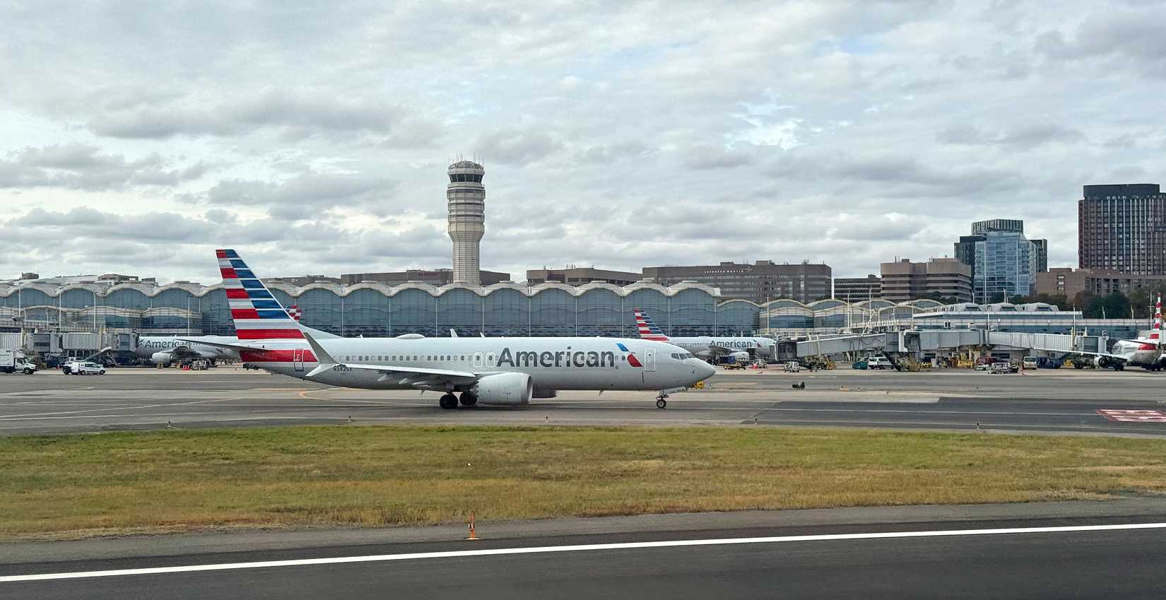American 737 Taxiing