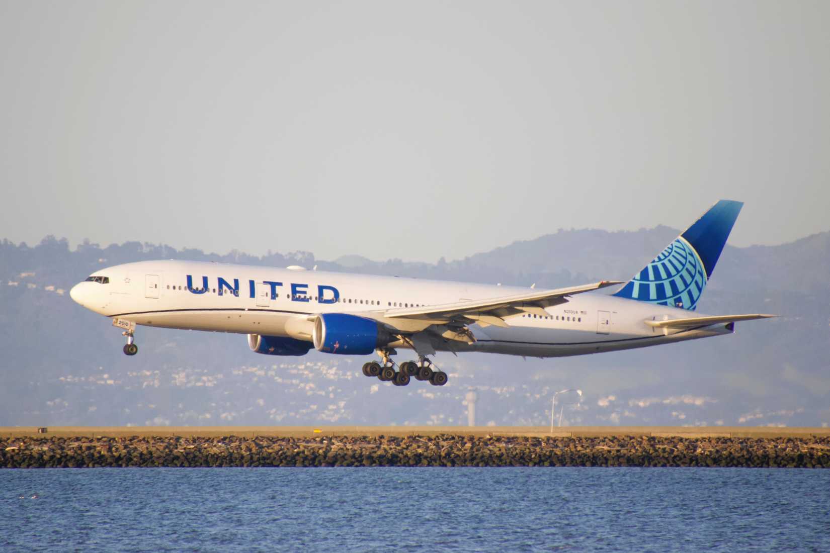 United Airlines Boeing 777-200 landing at SFO