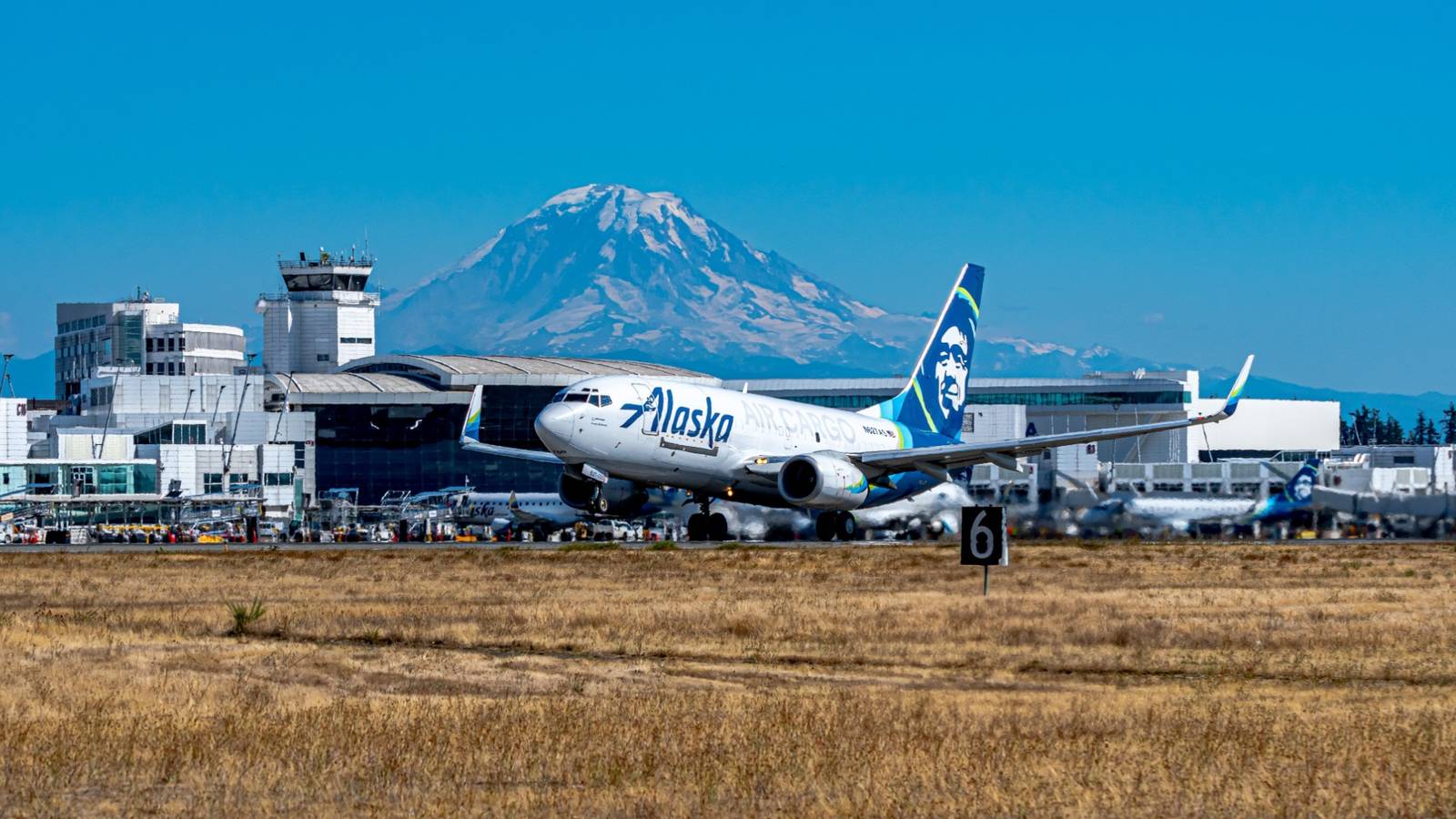 Alaska Airlines vai aposentar Boeing 737-700 e ampliar capacidade de carga