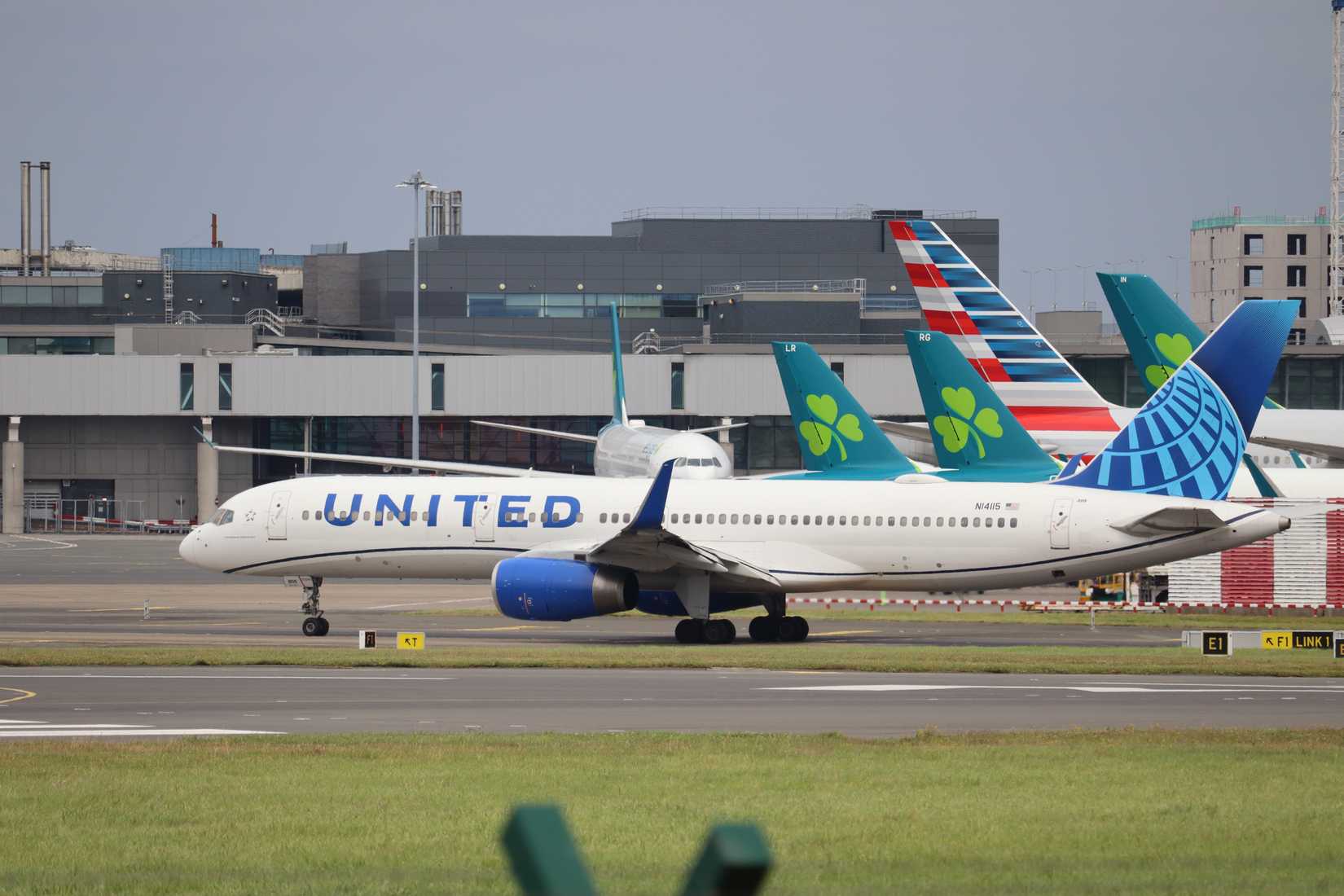 United 757 Taxiing