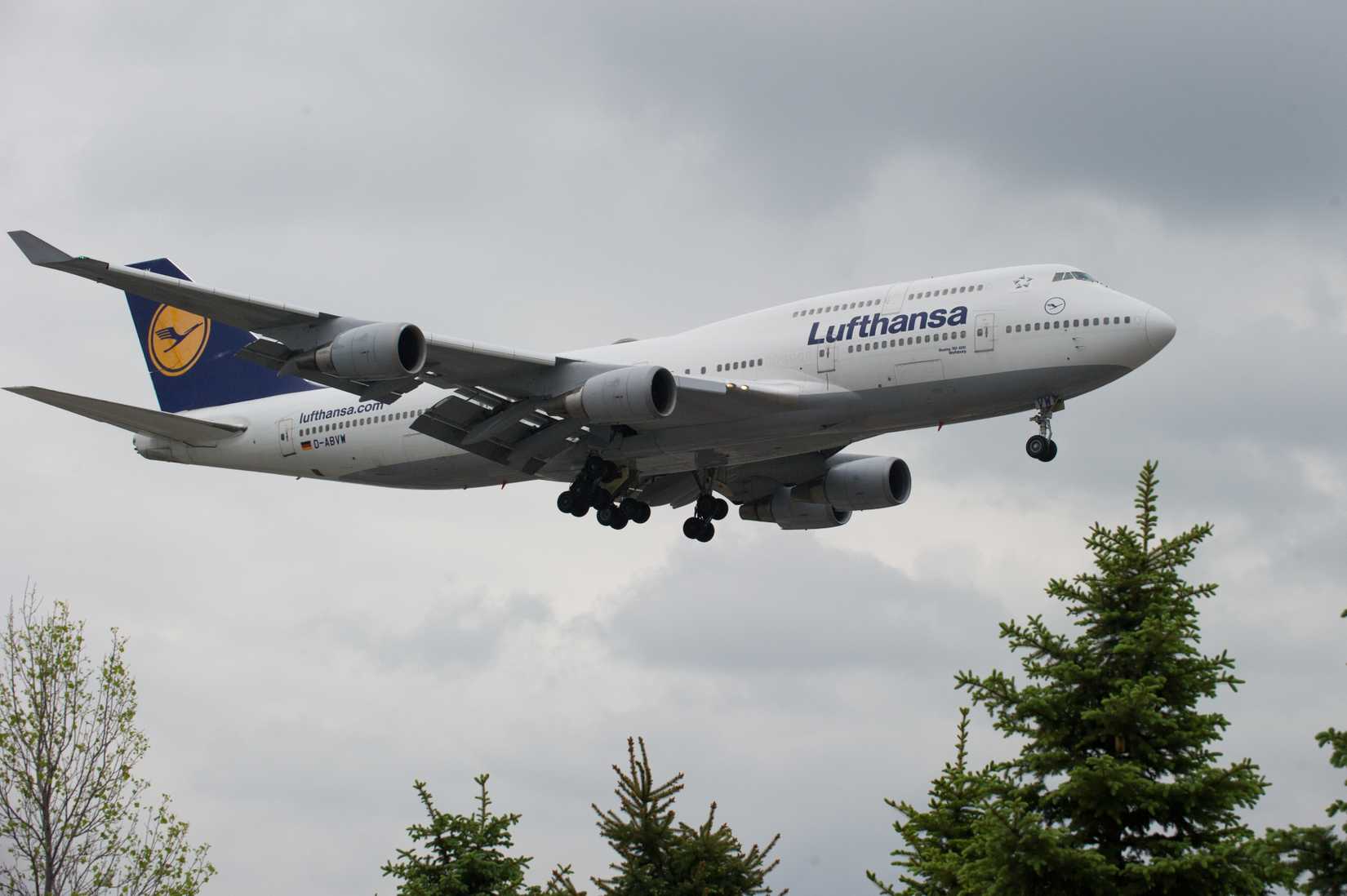 Lufthansa Boeing 747-400 aircraft landing 