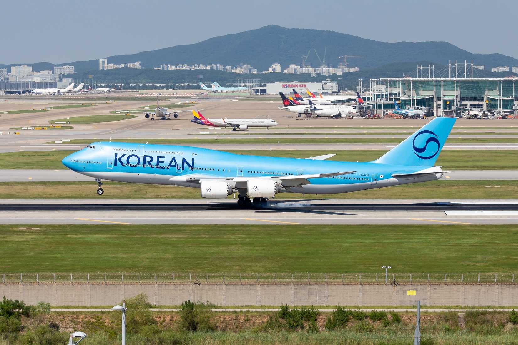 A Korean Air 747-8