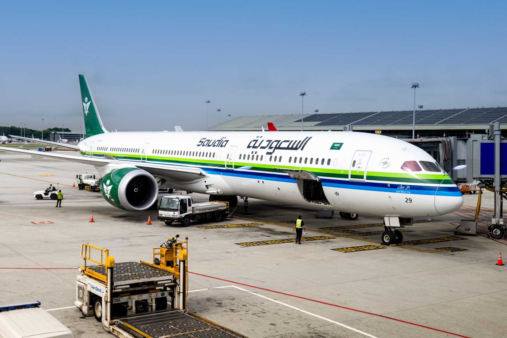 A Saudia Boeing 787 in its new livery