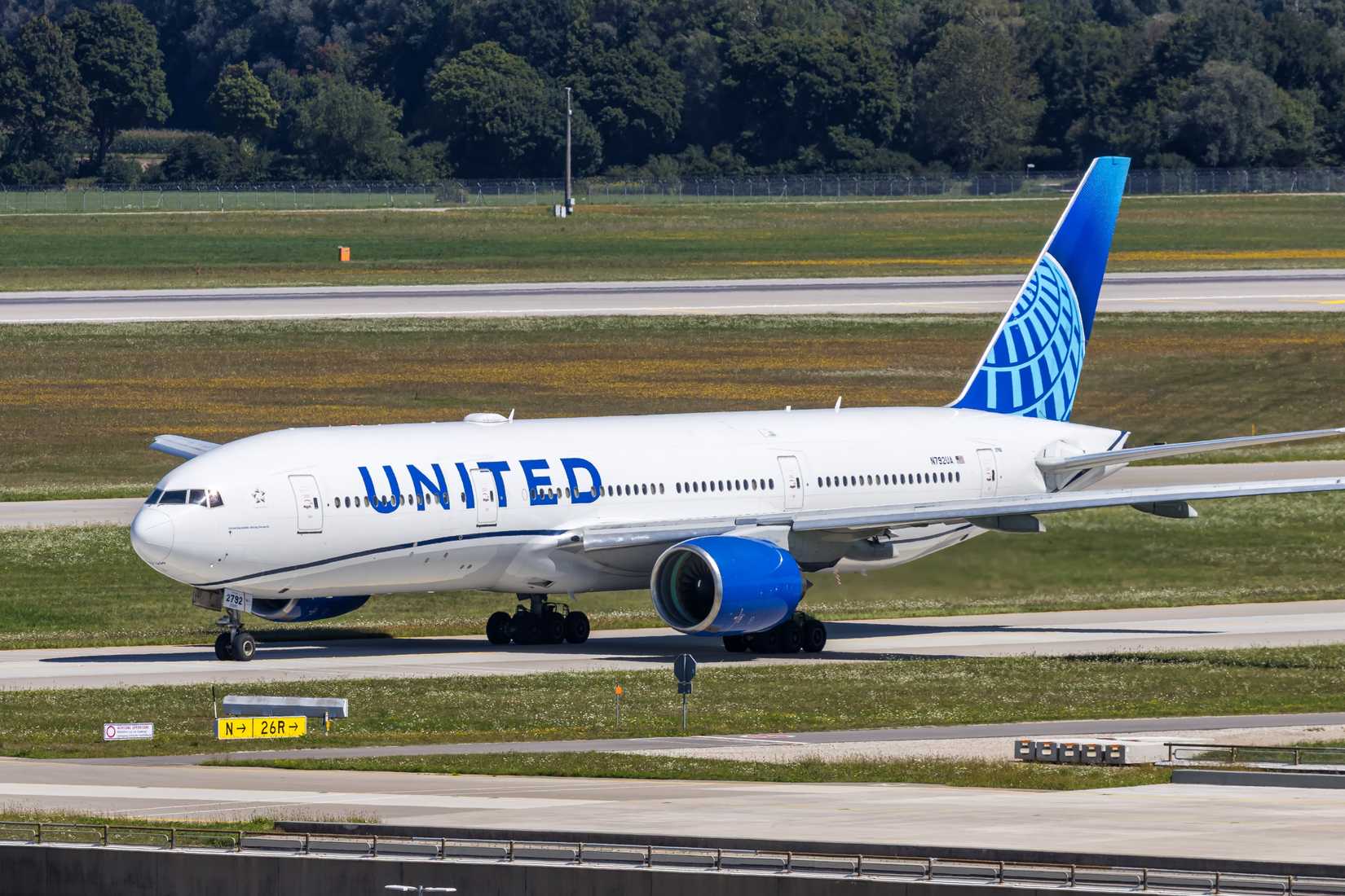 United Airlines Boeing 777-200 taxiing