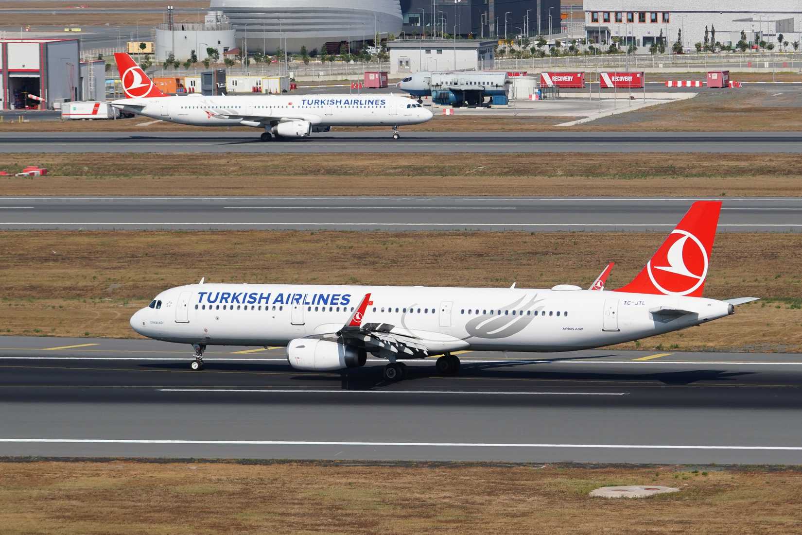 Turkish A321s Taxiing