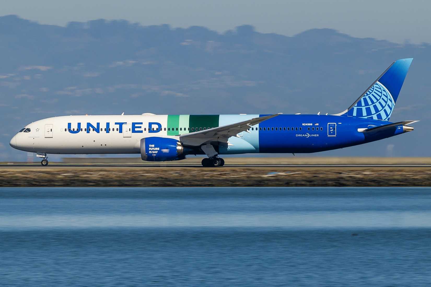 United Airlines Boeing 787-9 taking off at San Francisco