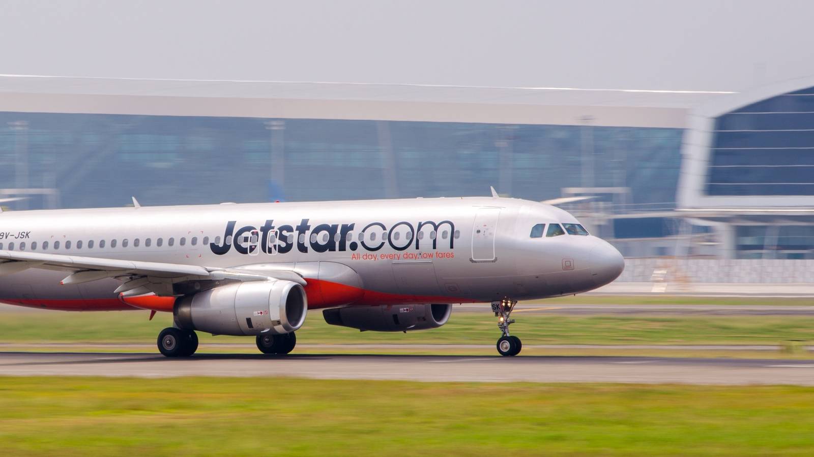 Influenciador é banido da Qantas e Jetstar após inflar colete salva-vidas