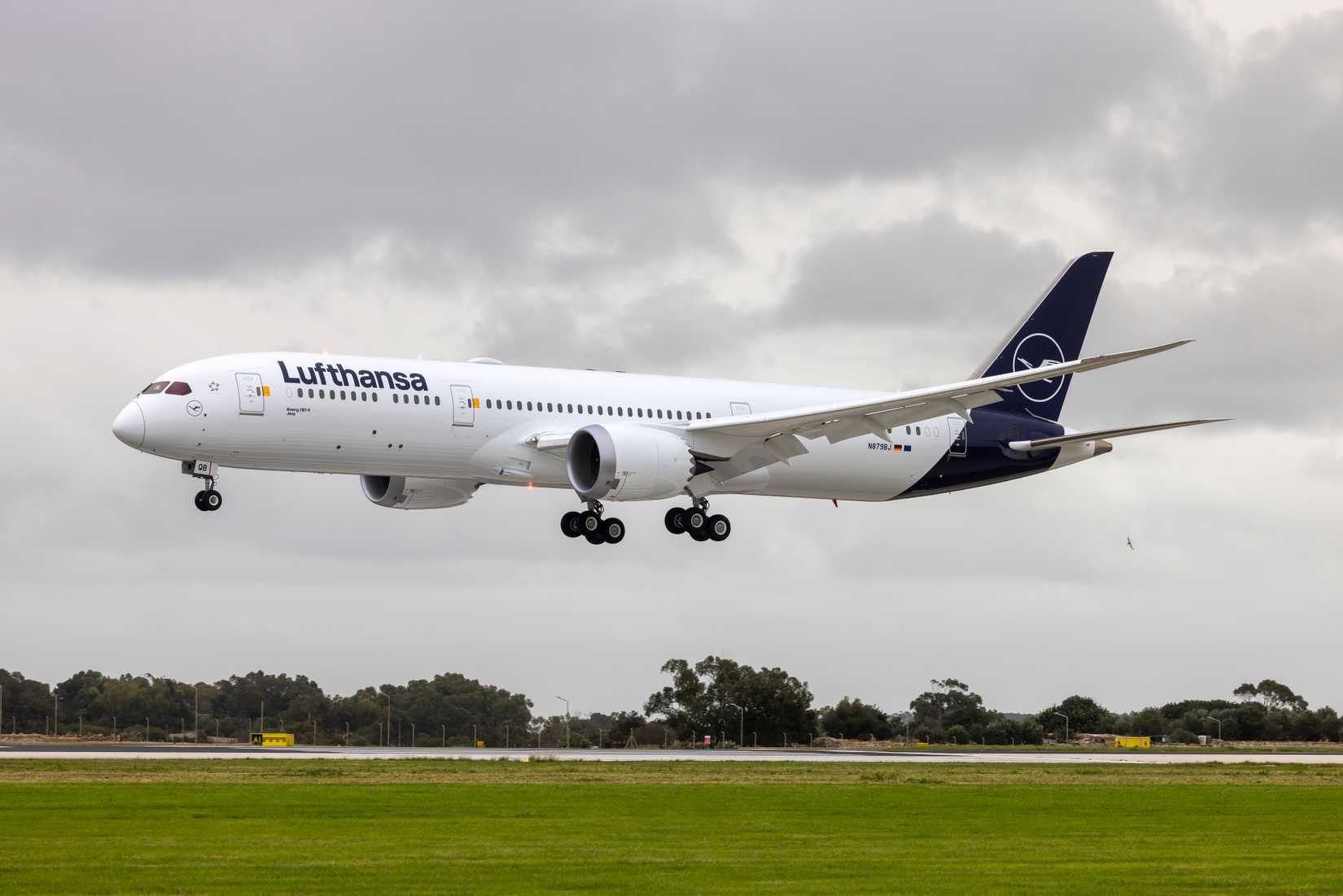 Lufthansa Boeing 787-9 landing