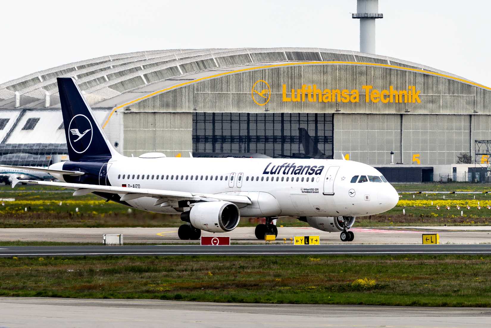 Lufthansa A320 Taxiing