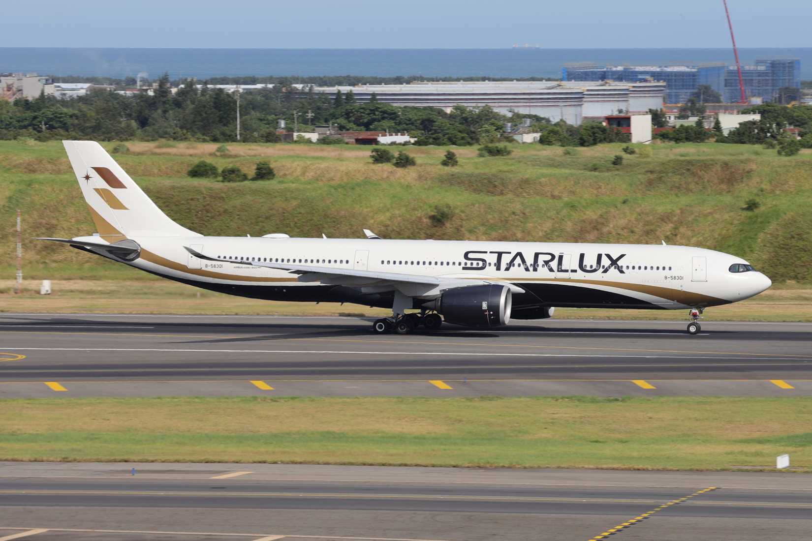 STARLUX A330-900 Taxiing