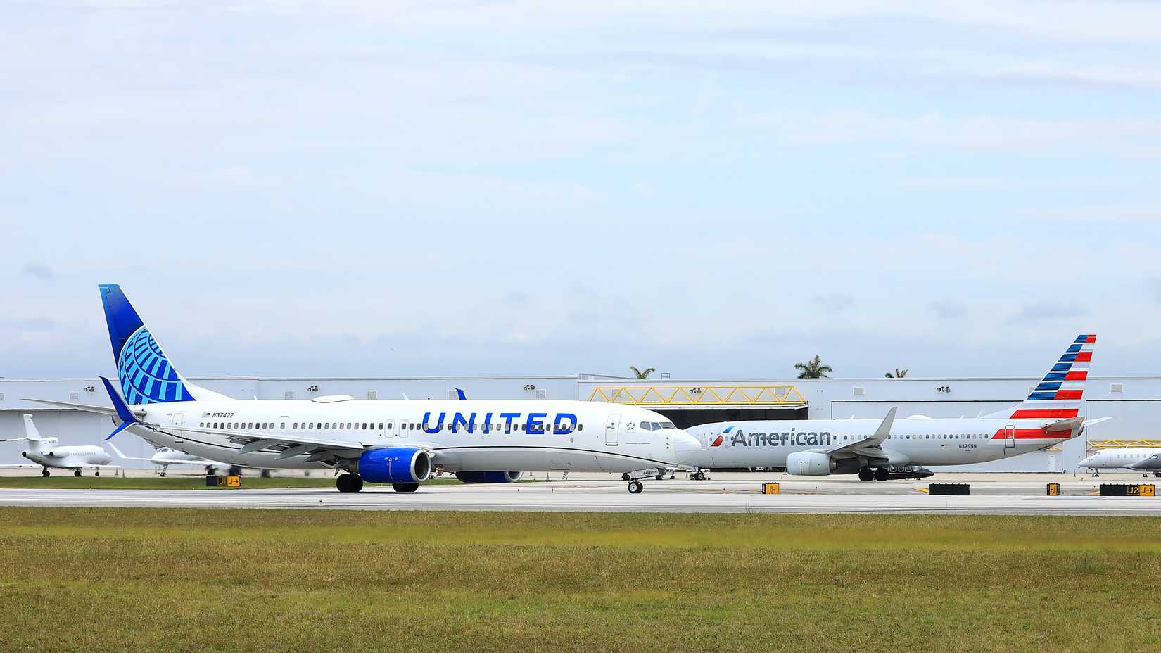 United Airlines Boeing 737-900ER and American Airlines Boeing 737-800 Taxiing