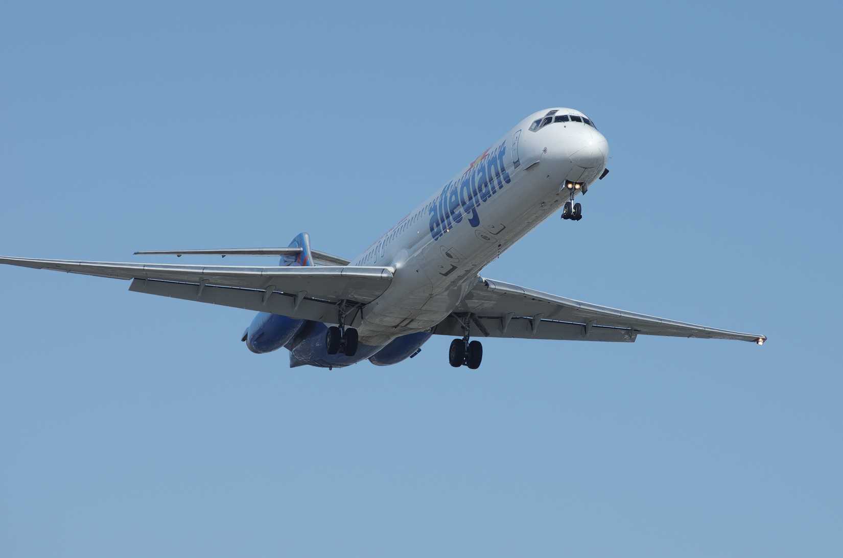 An Allegiant Air MD-80 on approach