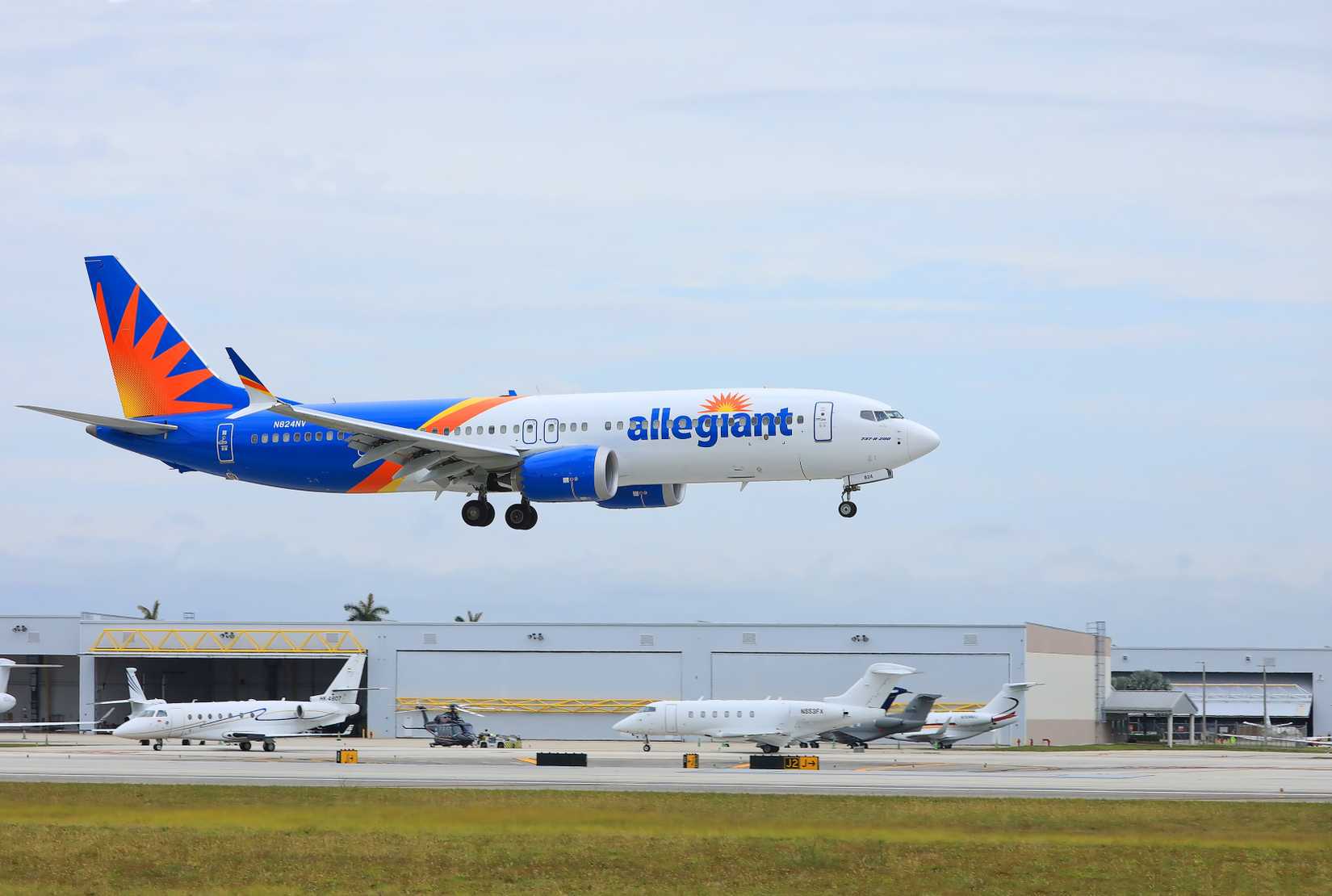 FORT LAUDERDALE, FLORIDA, USA: Allegiant Aircraft coming in for a landing at the Fort Lauderdale Hollywood International Airport, as seen on May 3, 2026.