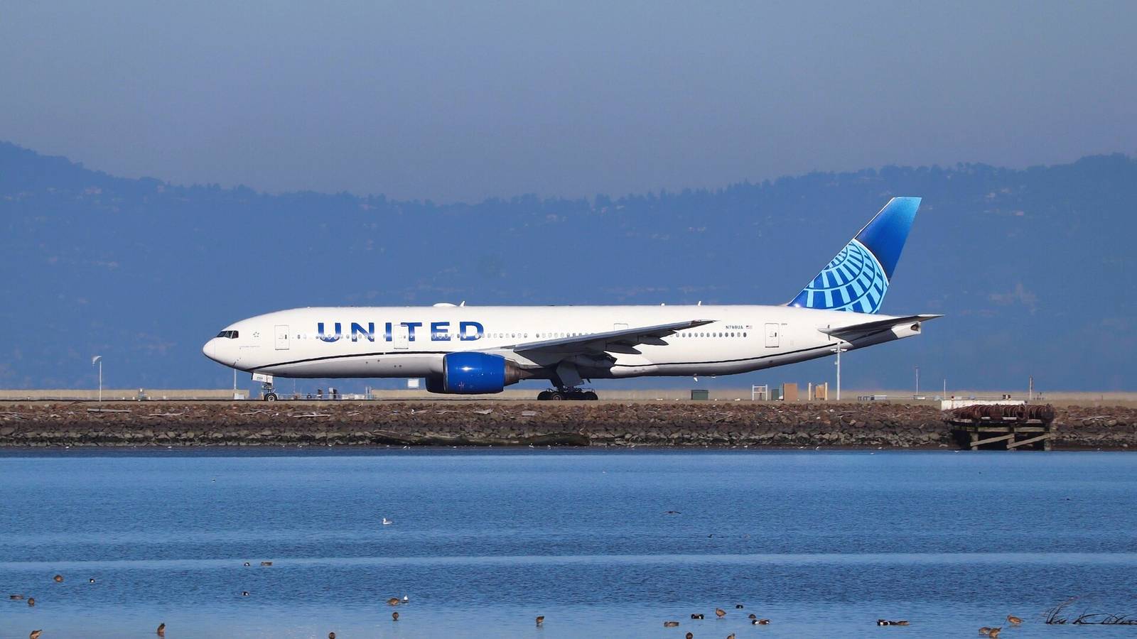 Boeing 777 da United Airlines retorna a San Francisco após falha em motor