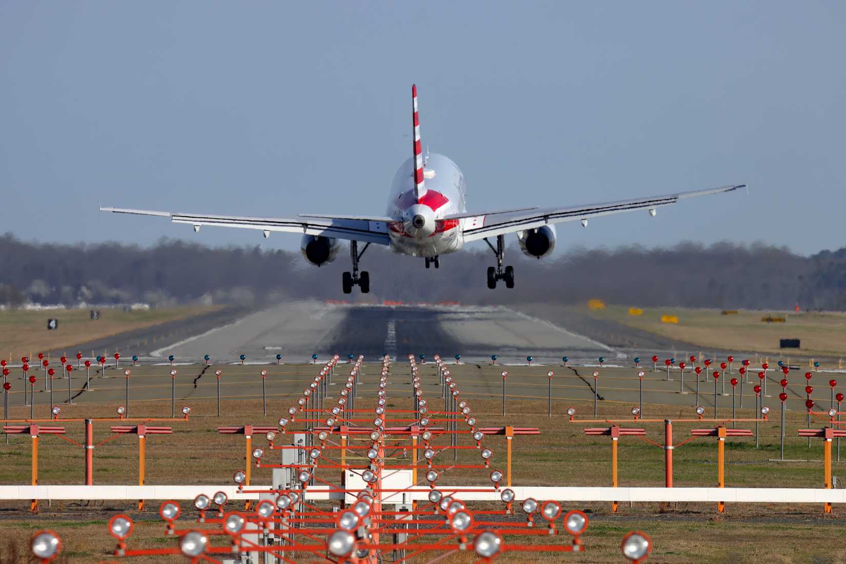 American Airlines Airbus A319 Landing