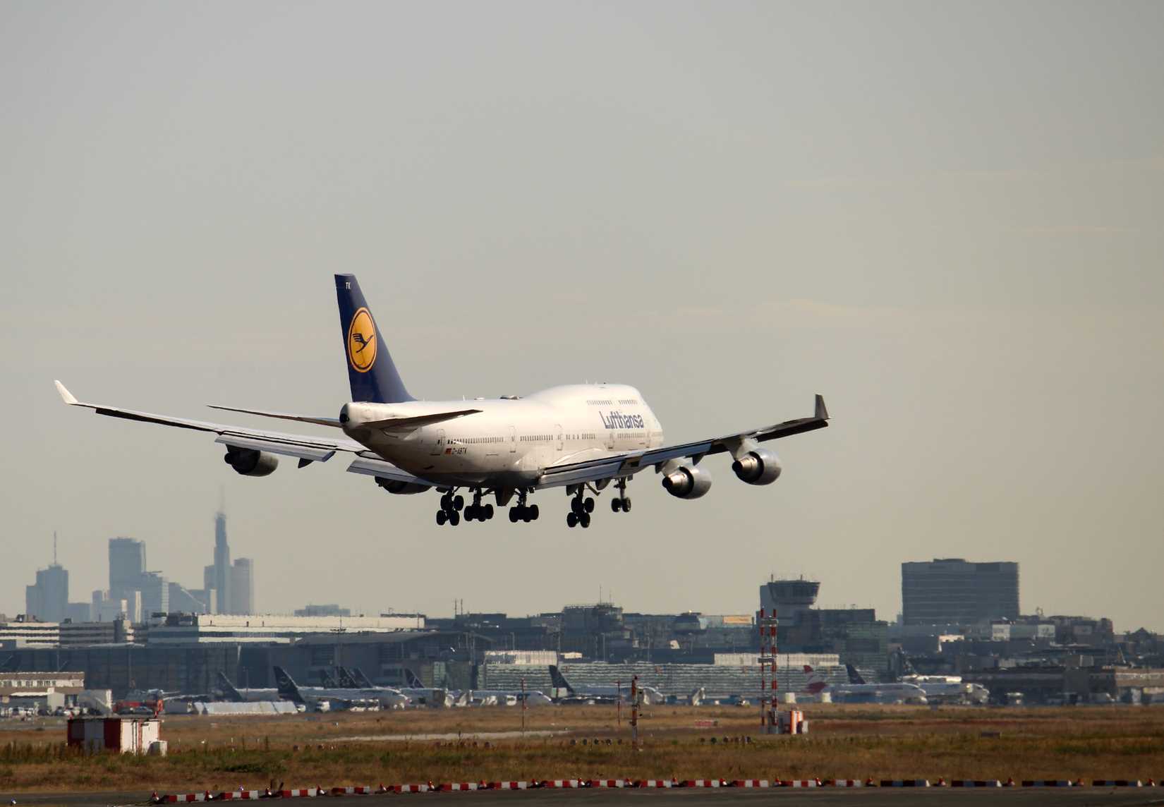 747 Rear Gear Lufthansa Boeing 747-8 Escapes Tail Strike By Inches At LAX As Pilots ...