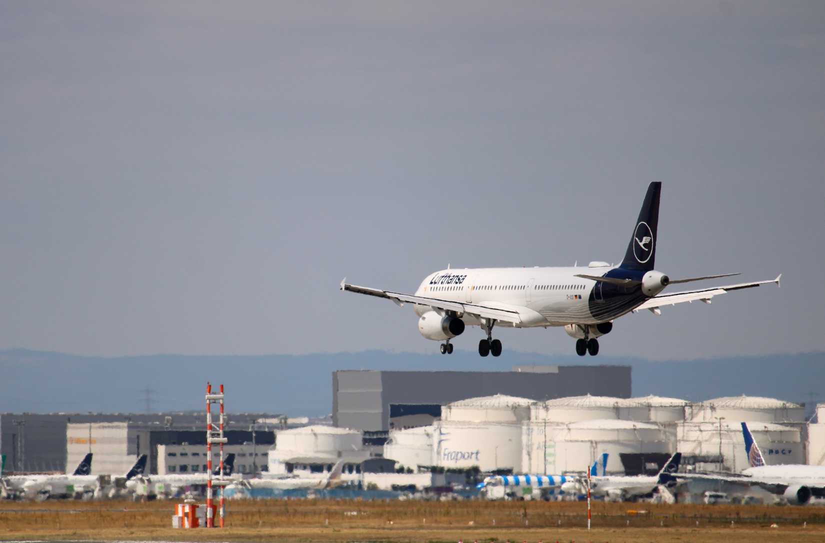 Lufthansa A321 Landing
