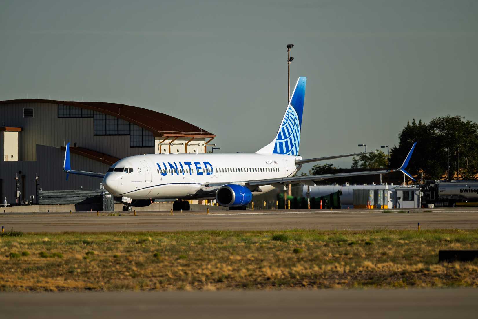 United 737 Taxiing