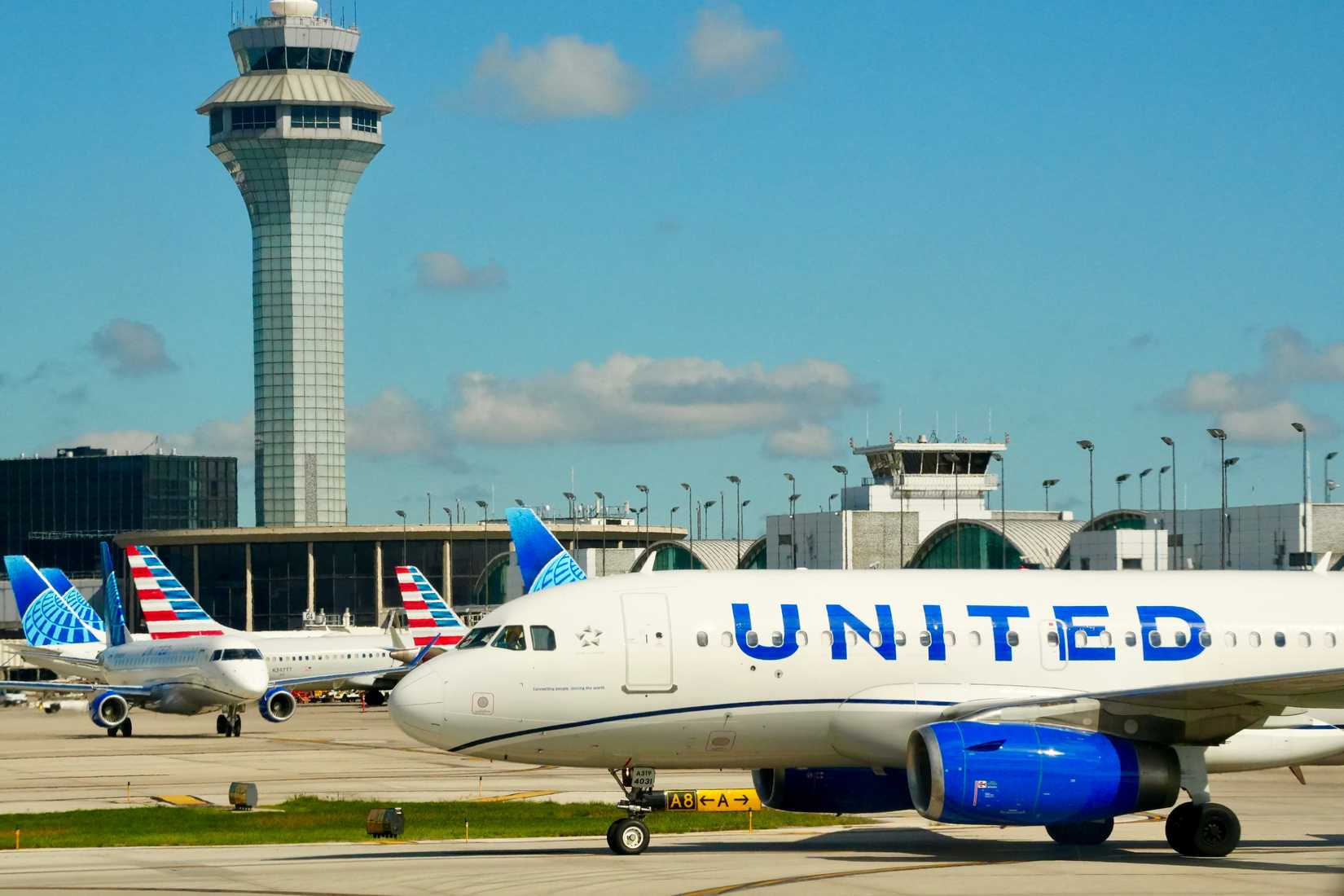 United Airlines Airbus A319-100 Taxiing