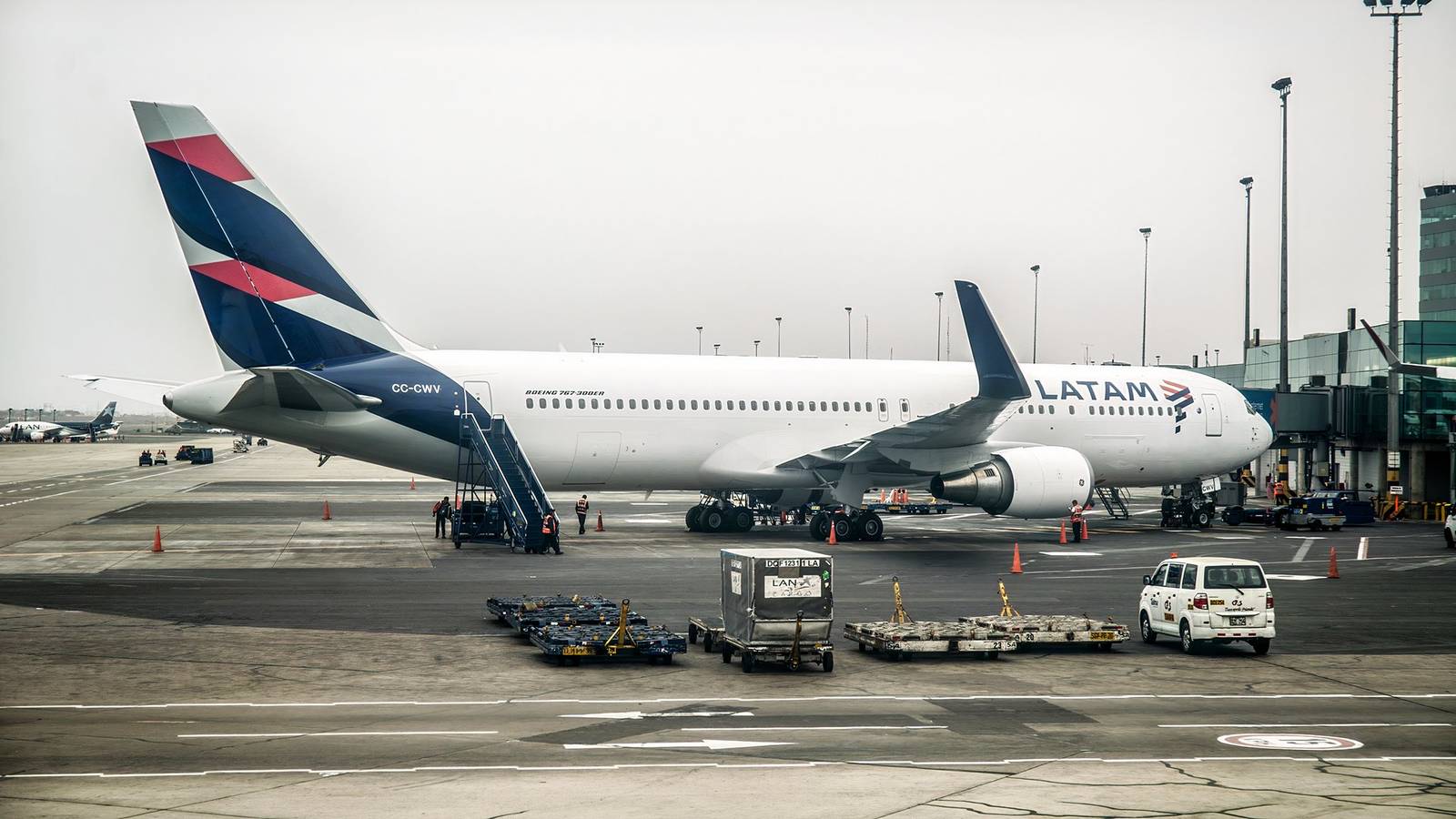 Emergemcy Simpler LATAM Boeing 767 Drops 23,000 Feet As Oxygen Masks Deploy In Midair ...