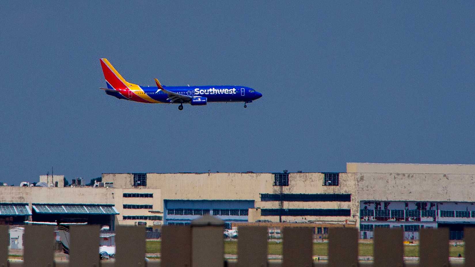 southwest airlines boeing 737 landing at st louis