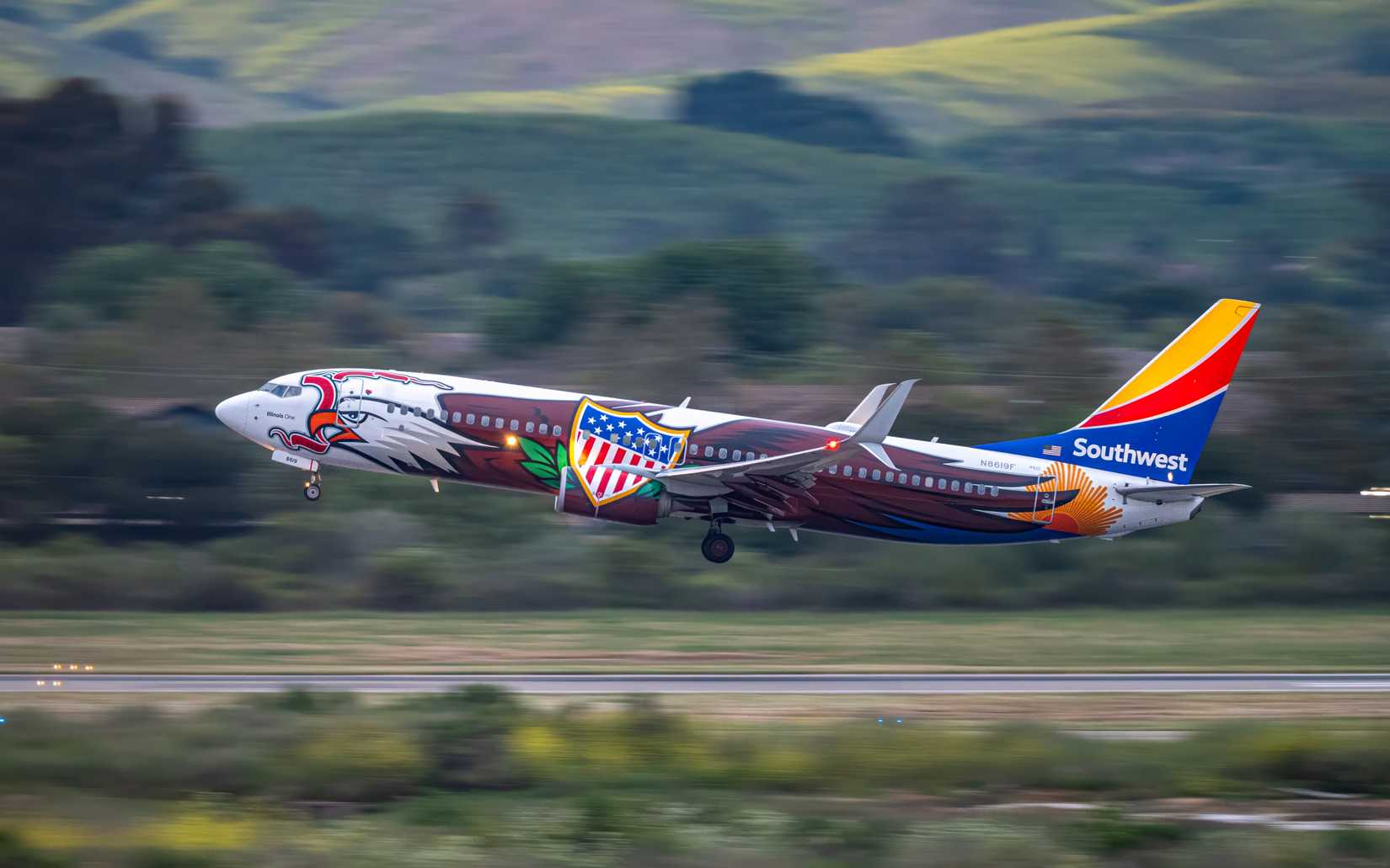 Southwest_Airlines__Illinois_One__N8619F_Rolling!