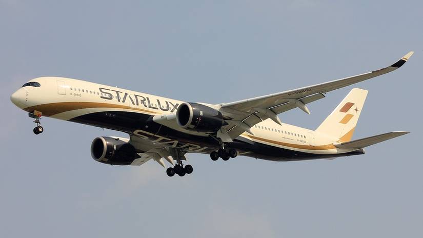 Starlux A350 landing