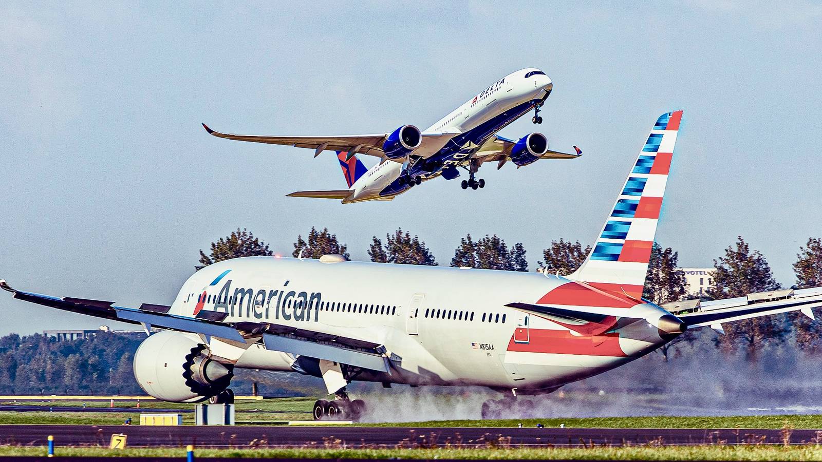 Airbus A350 vs Boeing 787: O Duelo de Engenharia na Fibra de Carbono
