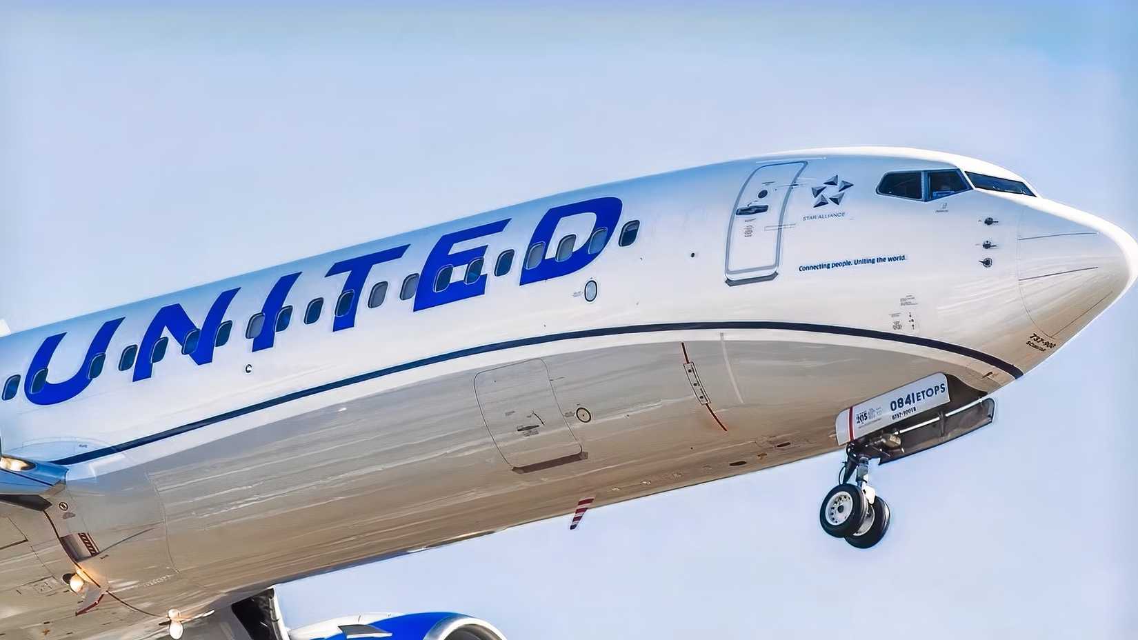 United Airlines 737 MAX 8 final approach