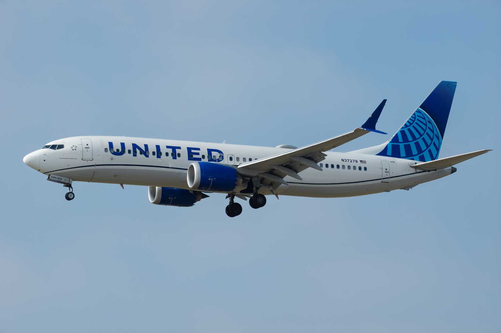 United Crew Spots Passenger “Texting He Was Going To Hijack” Plane ...