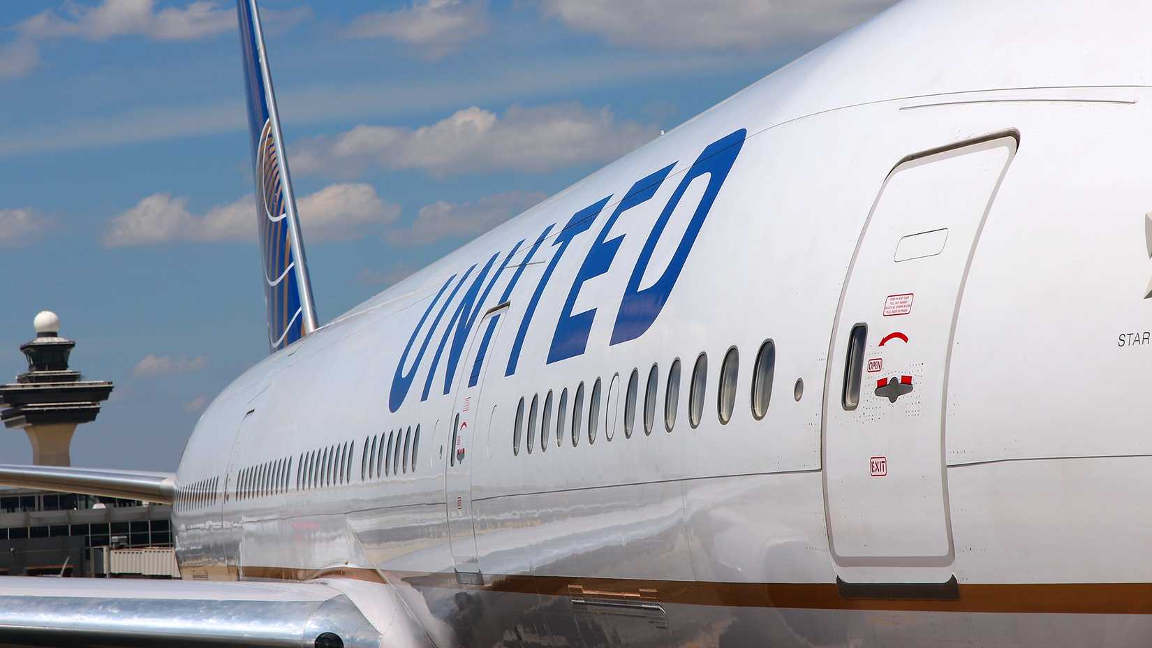 United Airlines Boeing 777-200 at Dulles International Airport