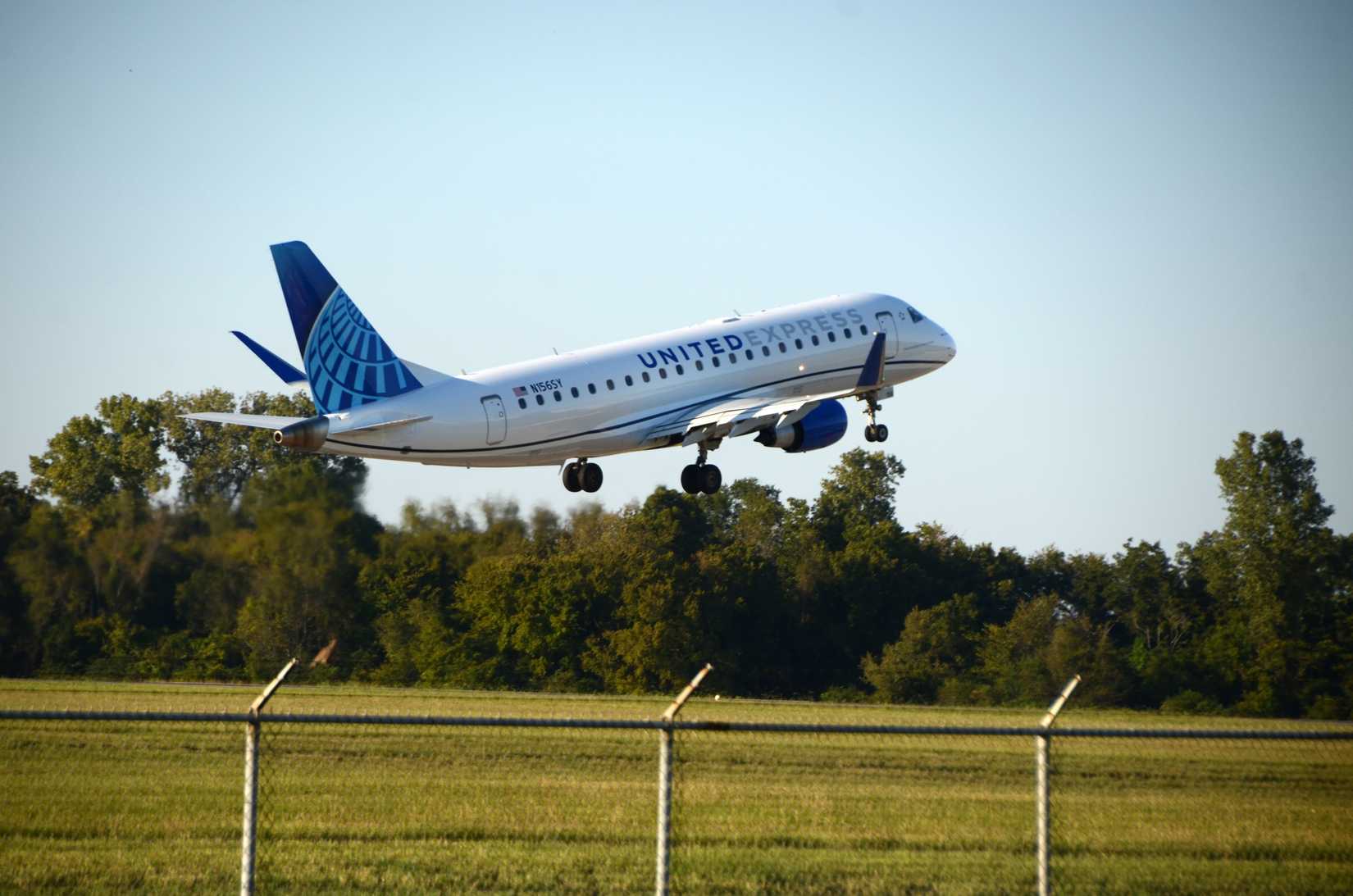United Express Embraer E175LR regional jet N156SY, operated by SkyWest Airlines