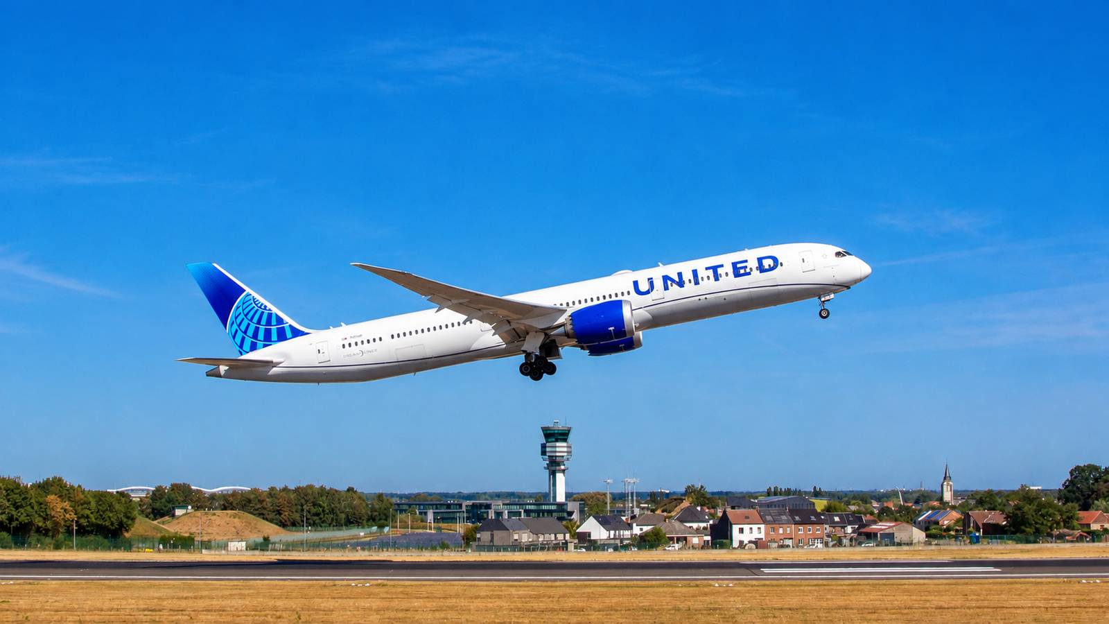 United Airlines Boeing 787-10 taking off at Brussels