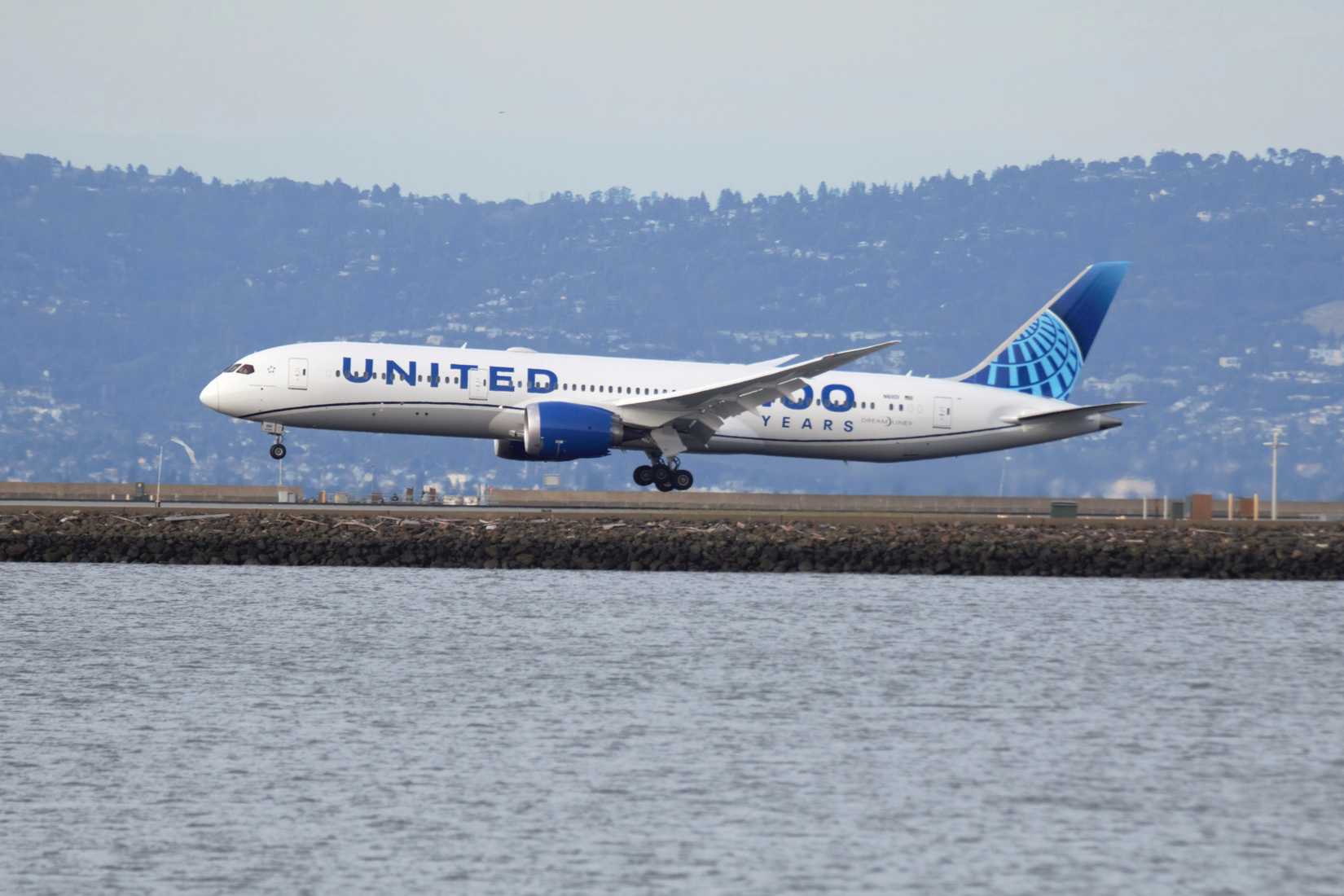 United_Airlines_Boeing_787-9_Dreamliner_N61101__100_Years__(55277285248)