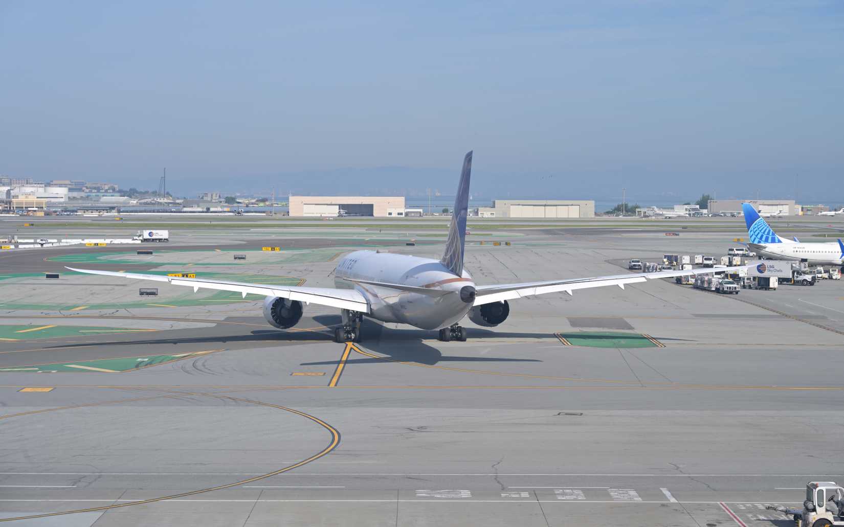 United_Airlines_Boeing_787-9_N17963_taxiing_at_San_Francisco_February_2026