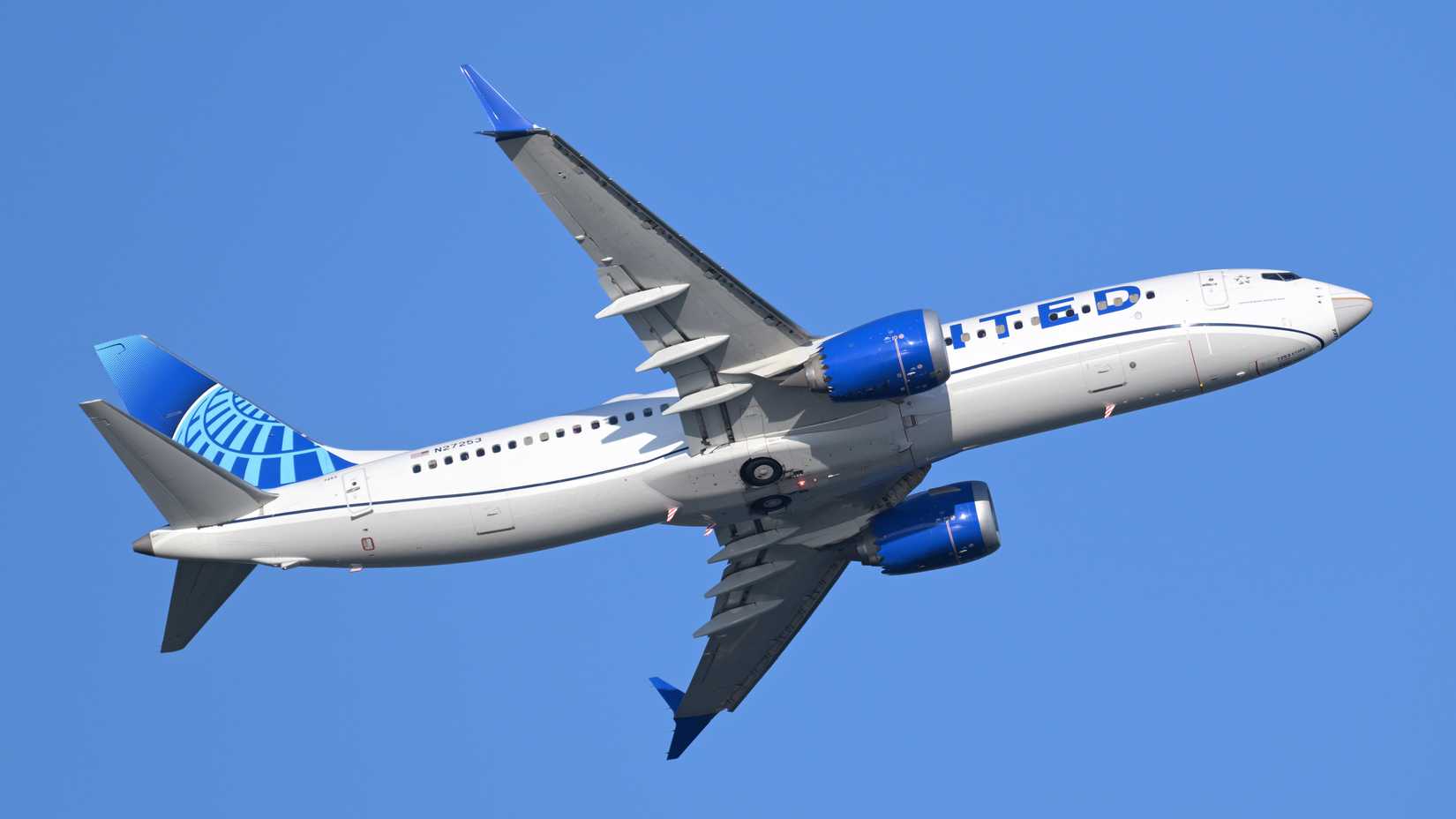 United_Boeing_737-8_MAX_N27253_departing_Boston_August_2025